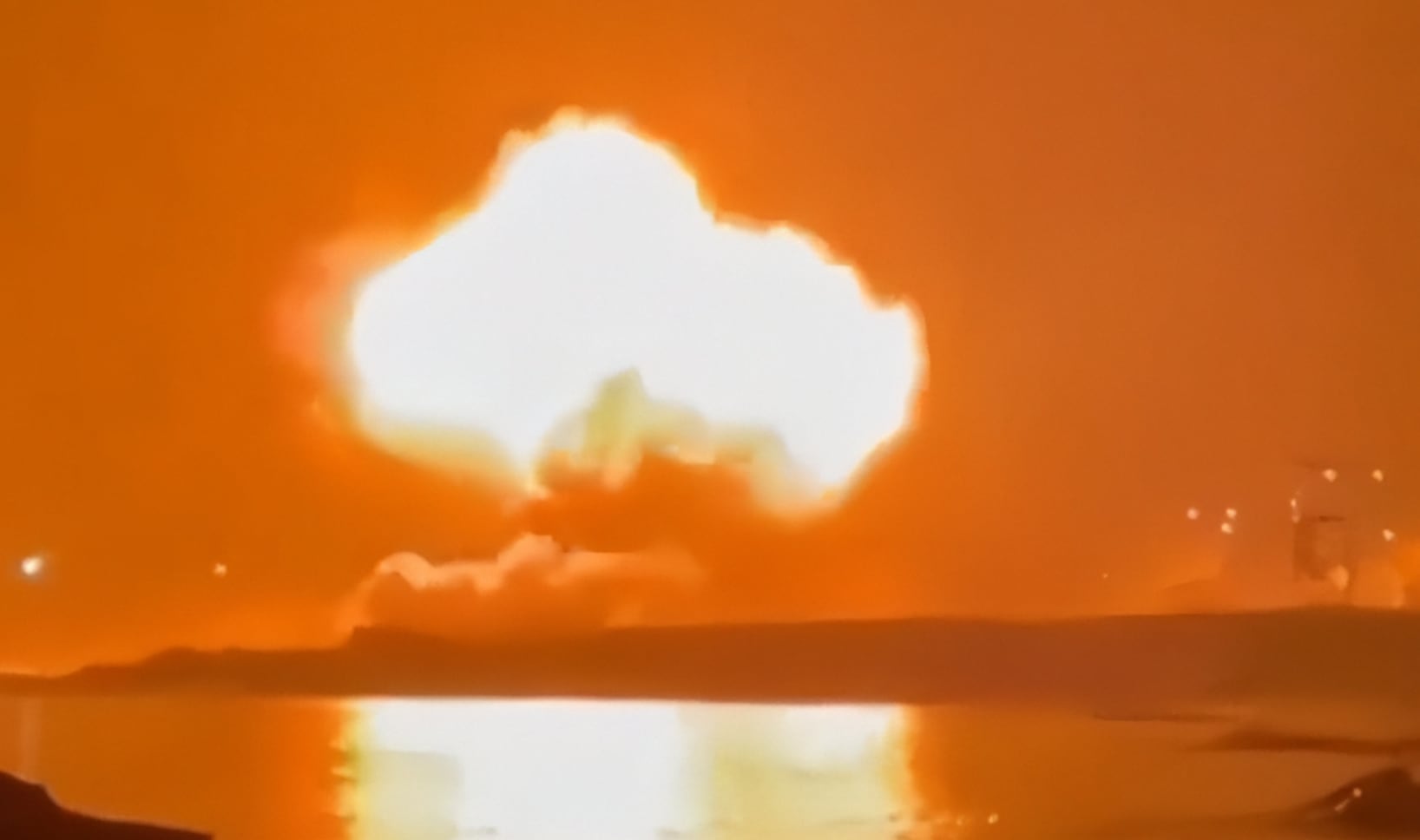 Rusia sufre ataque en su puerto petrolero de Tuapse con posible misil ucraniano Flamingo, generando explosión e impacto en infraestructura.