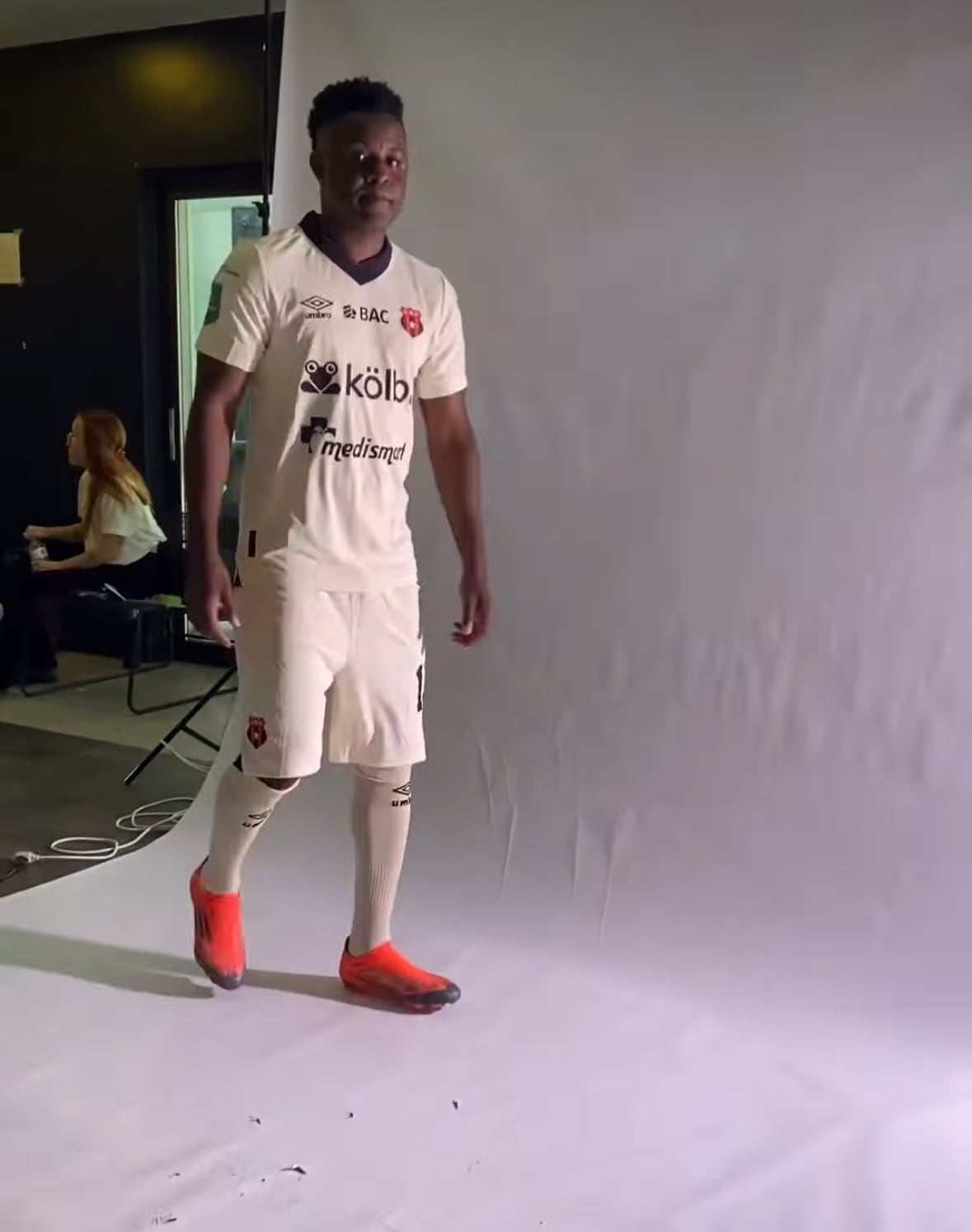 Joel Campbell estuvo presente en la sesión de fotografías de la nueva indumentaria de Liga Deportiva Alajuelense.