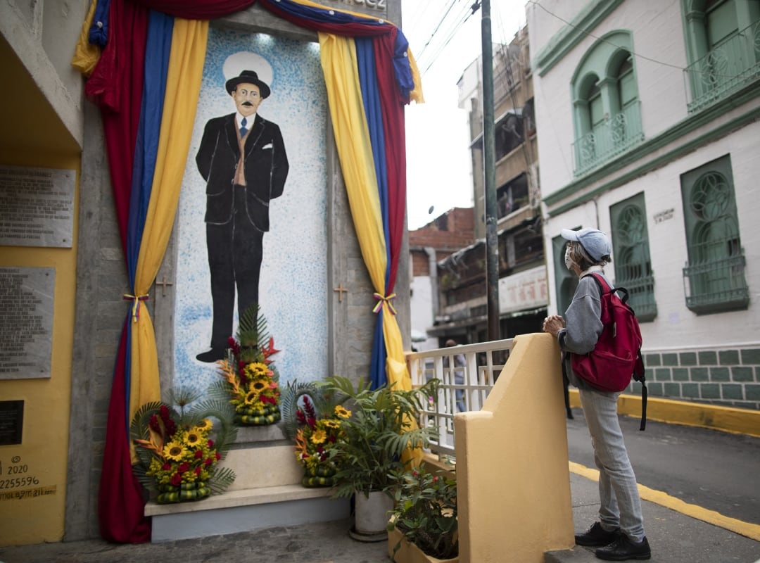 El doctor José Gregorio Hernández será canonizado como el primer santo venezolano. A él se le atribuyen múltiples milagros y se le reconoce la atención que brindó a las personas más pobres. Foto de Cortesía tomada del periódico 'El Nacional', de Venezuela.