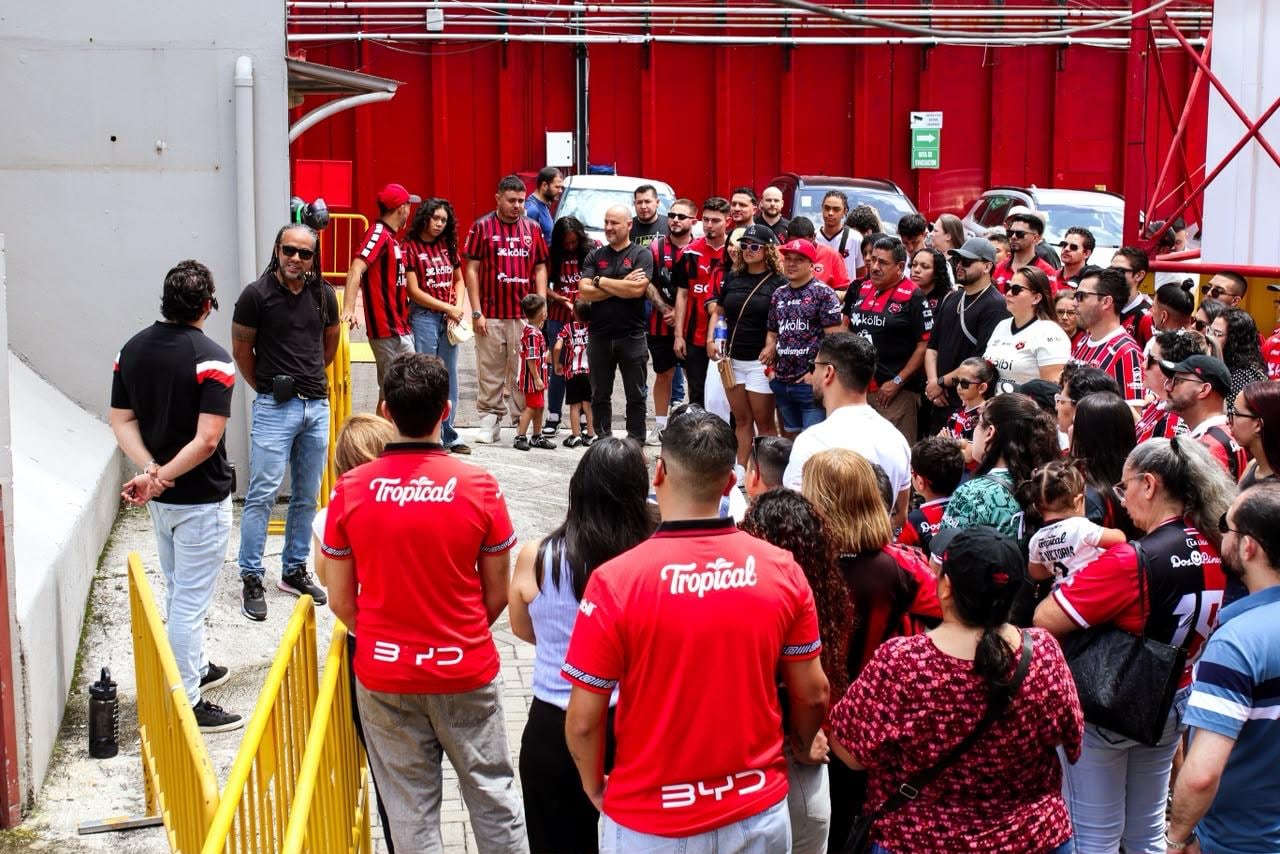 Jonathan McDonald fue el invitado especial al tour guiado por el Estadio Alejandro Morera Soto este 10 de octubre.