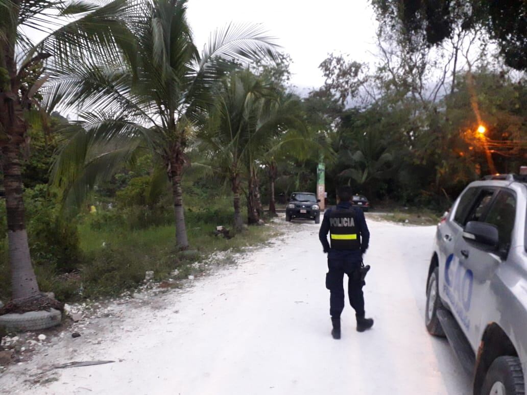 A poca distancia del tiroteo la Policía detuvo el carro en que los sospechosos, uno de ellos herido, escapaban del sitio. Foto: Alfonso Quesada.