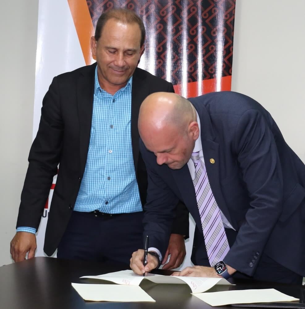 Firma nueva sede de la UNA