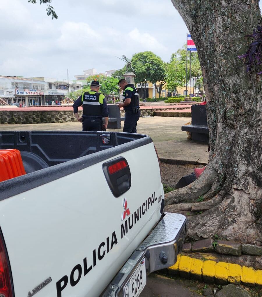 La Policía Municipal de Alajuela realiza rondas constantes, pero no da abasto en un cantón de más de 388 kilómetros cuadrados. Foto: Francisco Barrantes,
