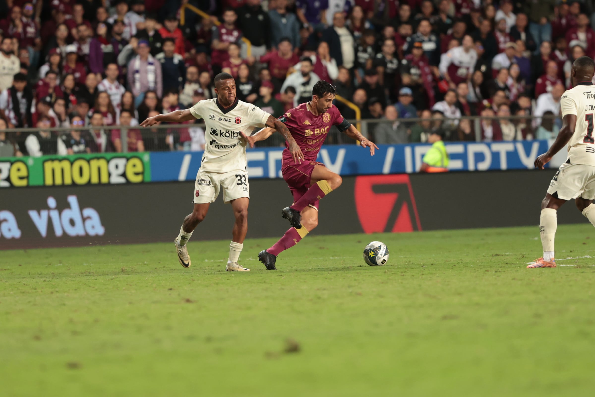 17/12/2025 / partido de ida entre Deportivo Saprissa vs Liga Deportiva Alajuelense por el partido de ida de la final del Torneo apertura de la Liga Promerica 2025 en el estadio Ricardo Saprissa / foto John Durán