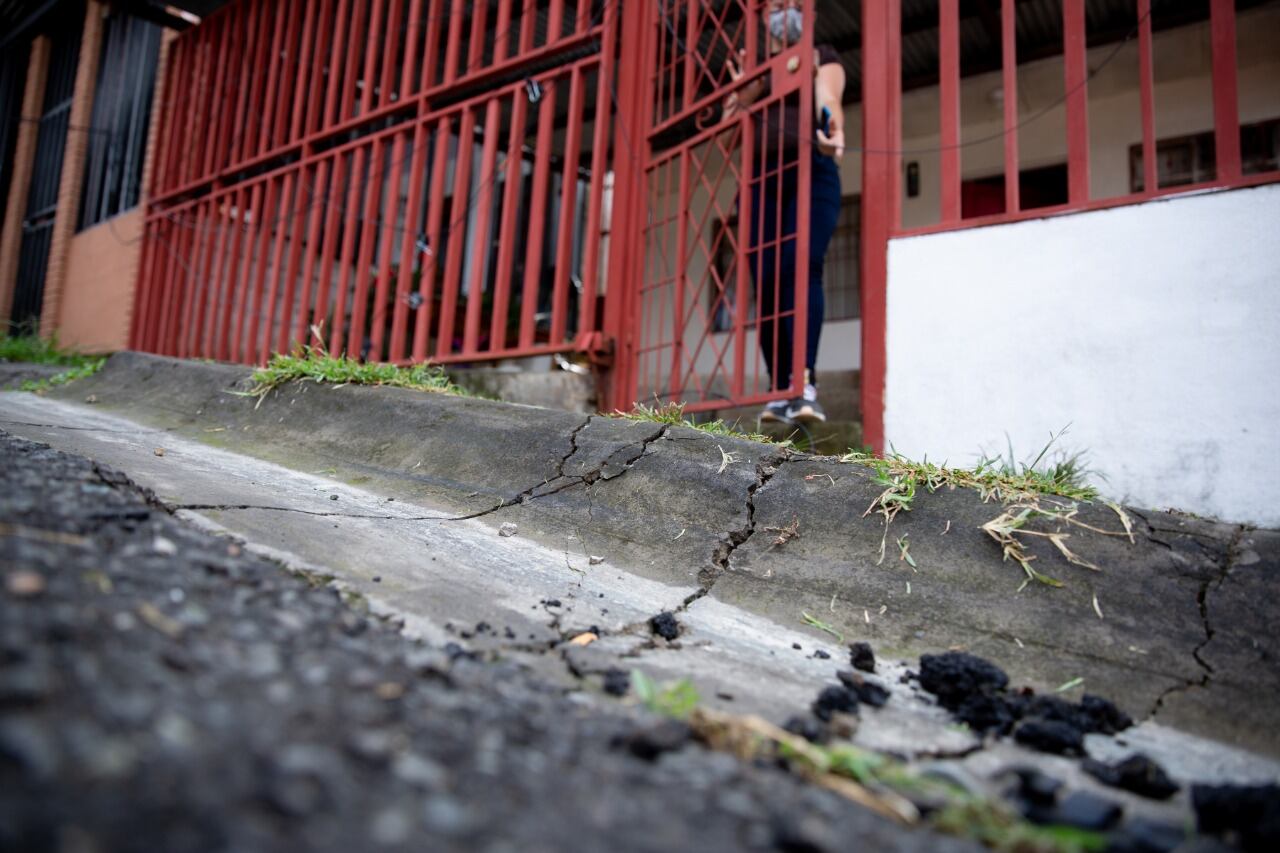 La multiplicación de grietas en el piso se intensificó el mes pasado y luego de las inspecciones se declararon inhabitables varias casas y otras están en terreno de riesgo moderado. Foto: Cortesía CNE.