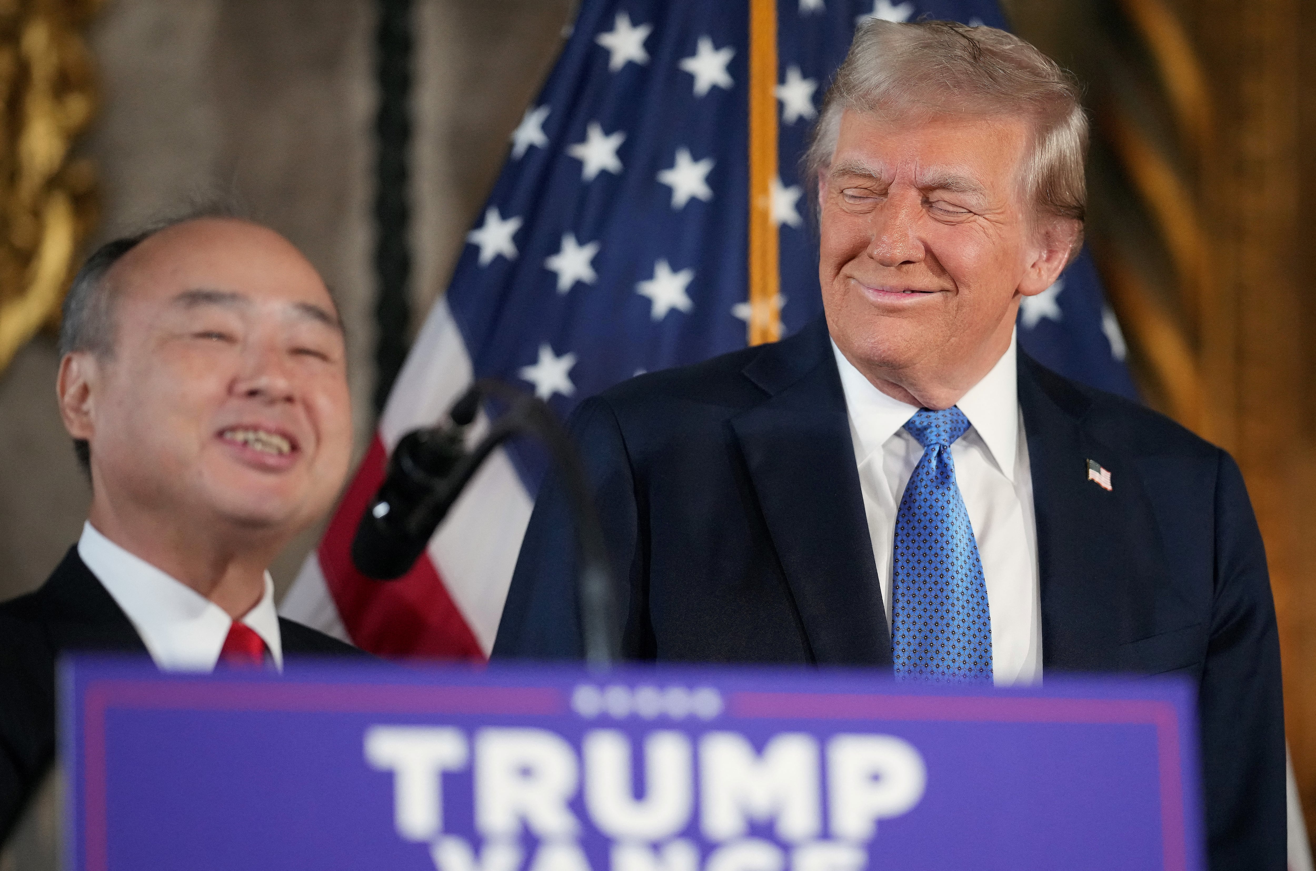 Masayoshi Son, director de SoftBank, y Donald Trump, presidente electo de Estados Unidos