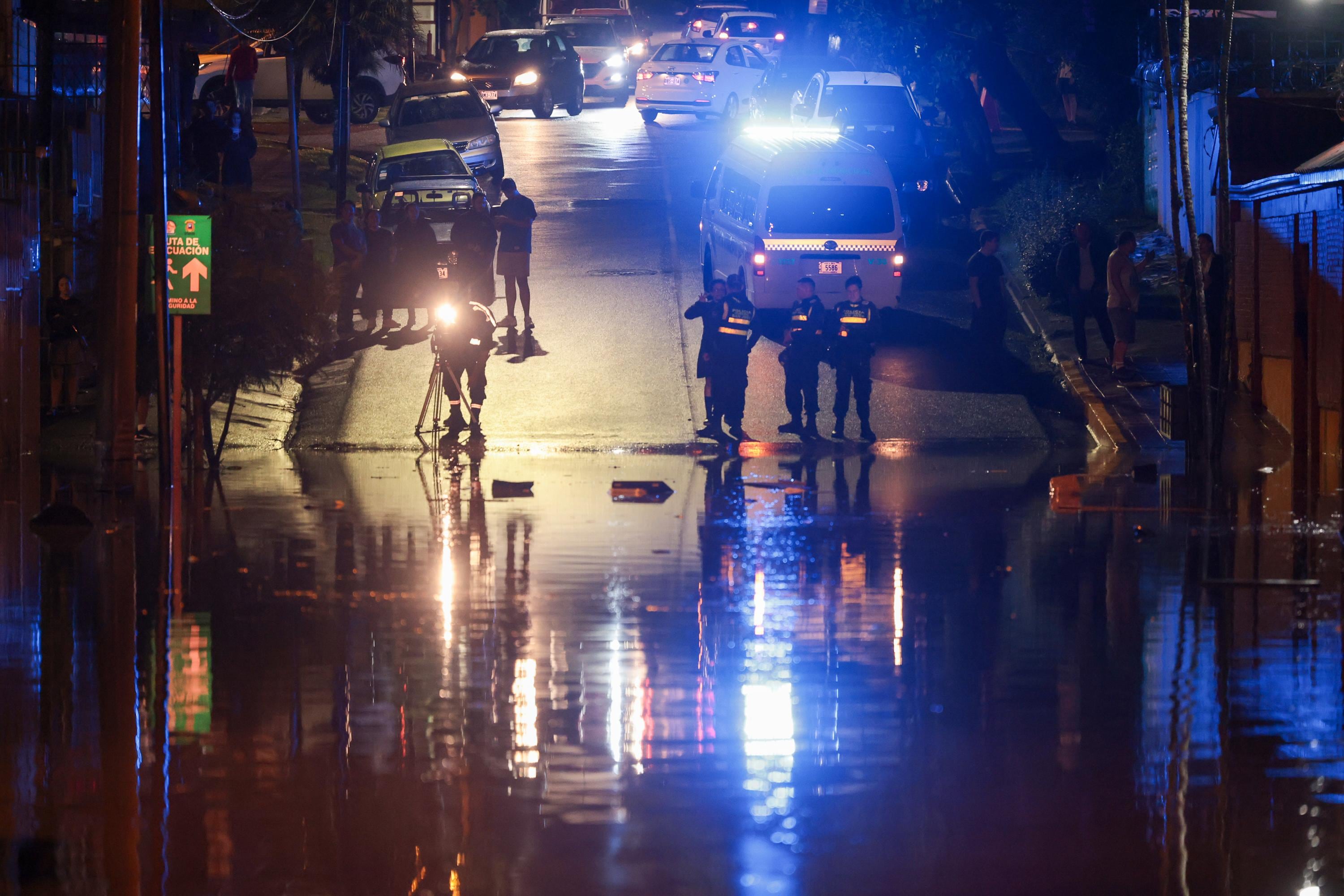 Autoridades municipales y servicios de emergencia atendieron incidentes por las inundaciones en barrio Dent.