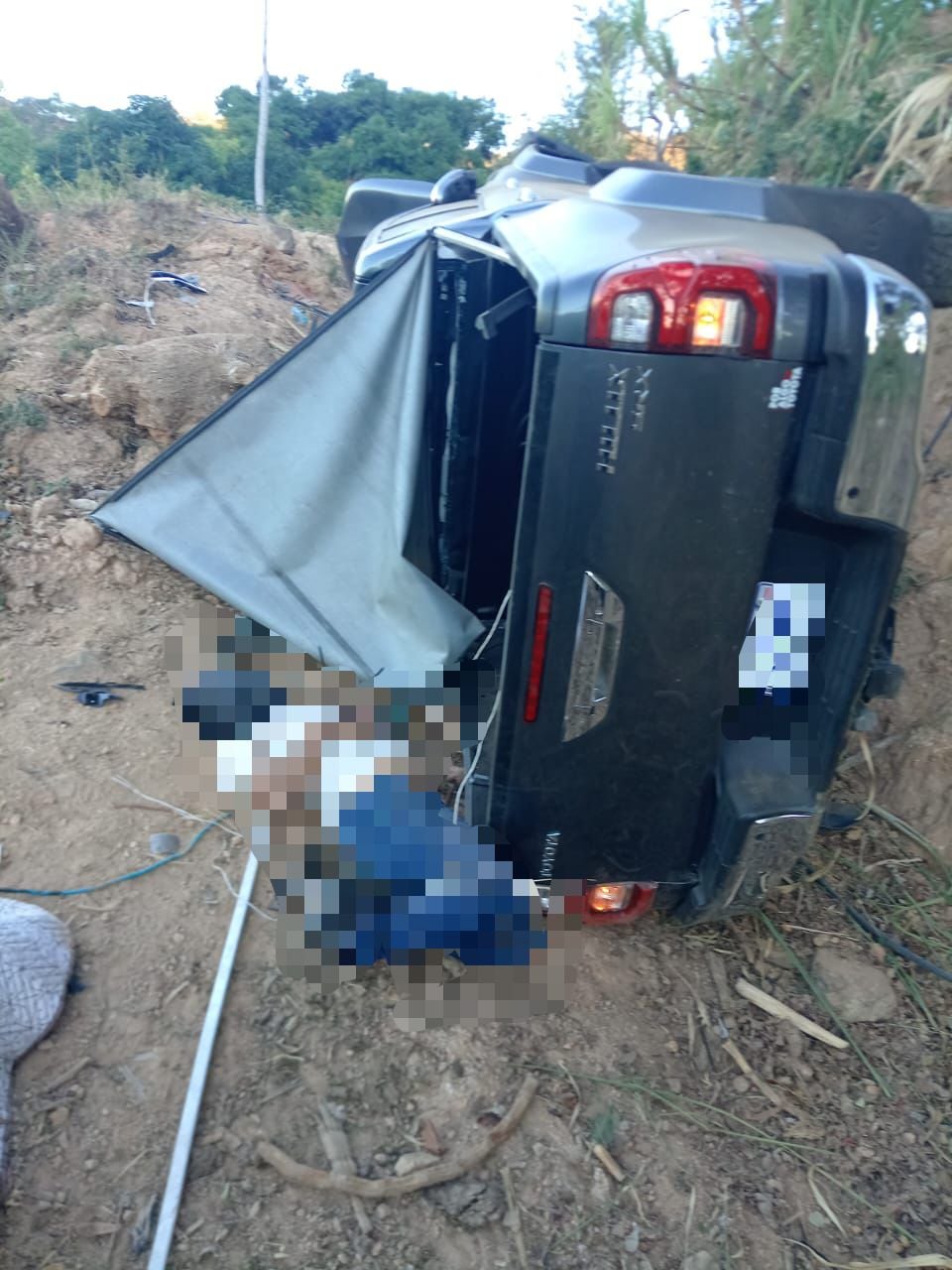Uno de los cuerpos fue ubicado junto a un Toyota Hi Lux, cuyo dueño registral es un vecino de Barranca de Puntarenas.