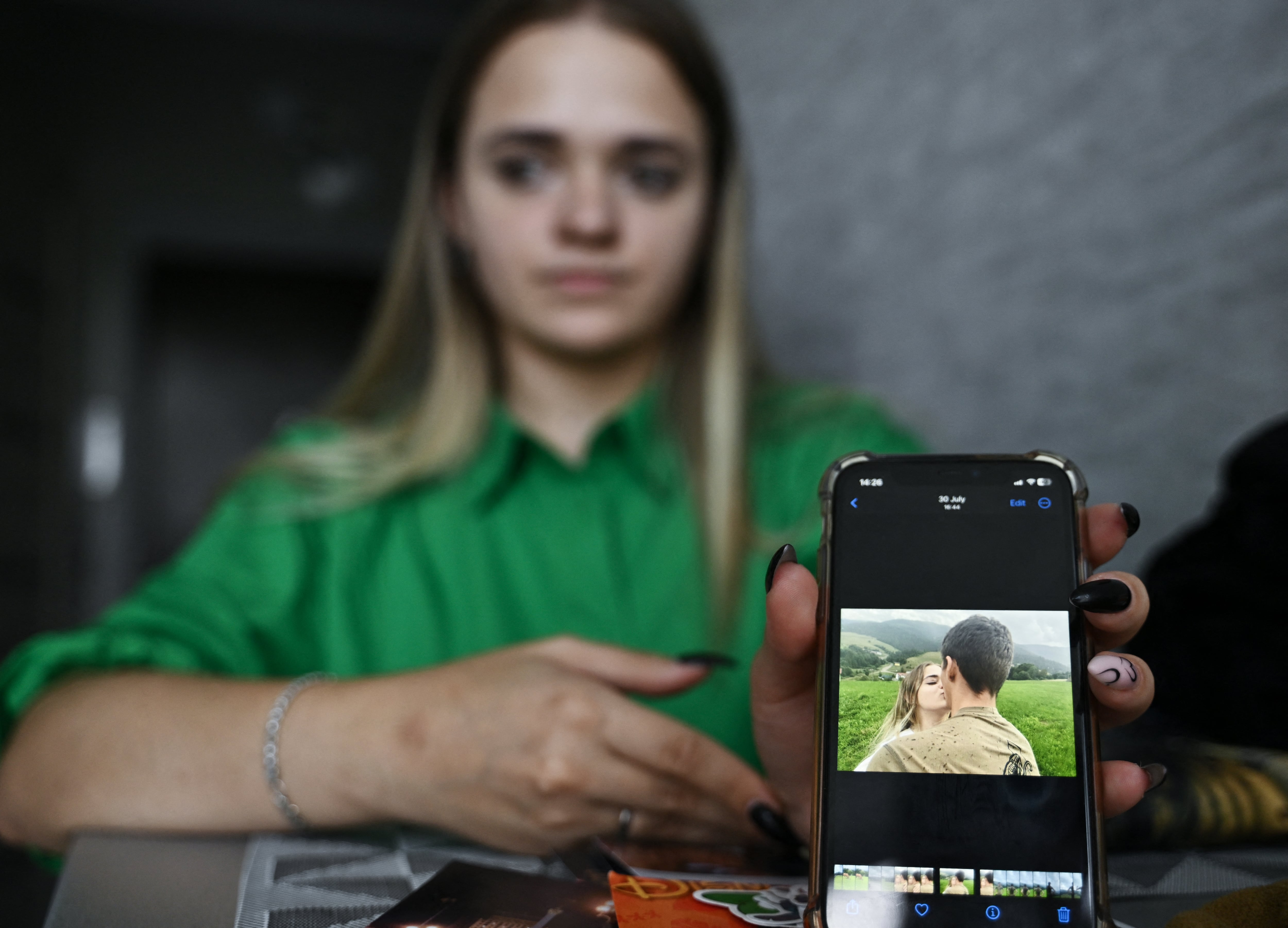 Daryna Voyevodina, de 21 años, muestra una fotografía de ella con su difunto marido Igor