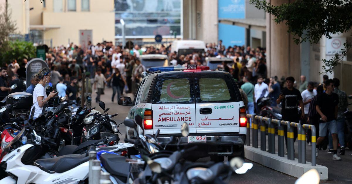 Personas heridas debieron ser trasladadas a centros médicos después de que explosiones de dispositivos de mensajería tipo bíper afectaran varios bastiones de Hezbolá en el Líbano, en medio de las tensiones transfronterizas entre Israel y los combatientes de Hezbolá. En apariencia, los dispositivos venían de Taiwán. (Foto: AFP)