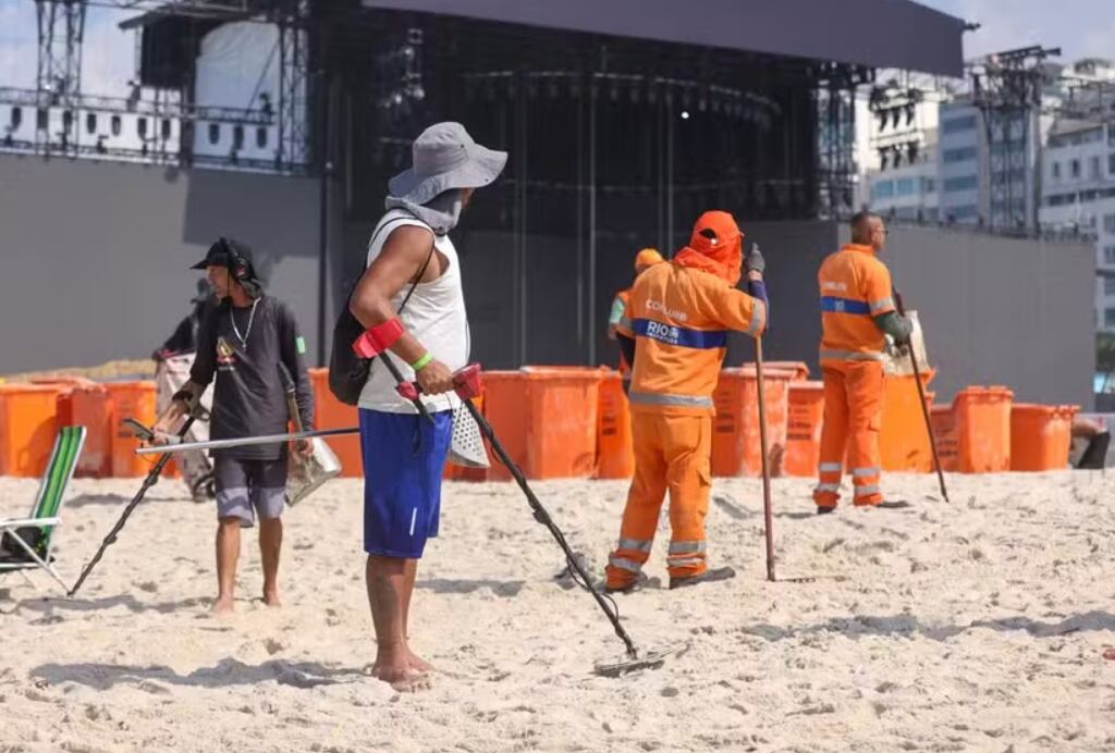 El trabajo de los 'detectoristas' coincidió con el operativo de limpieza de Comlurb, justo frente al escenario del concierto de Lady Gaga.