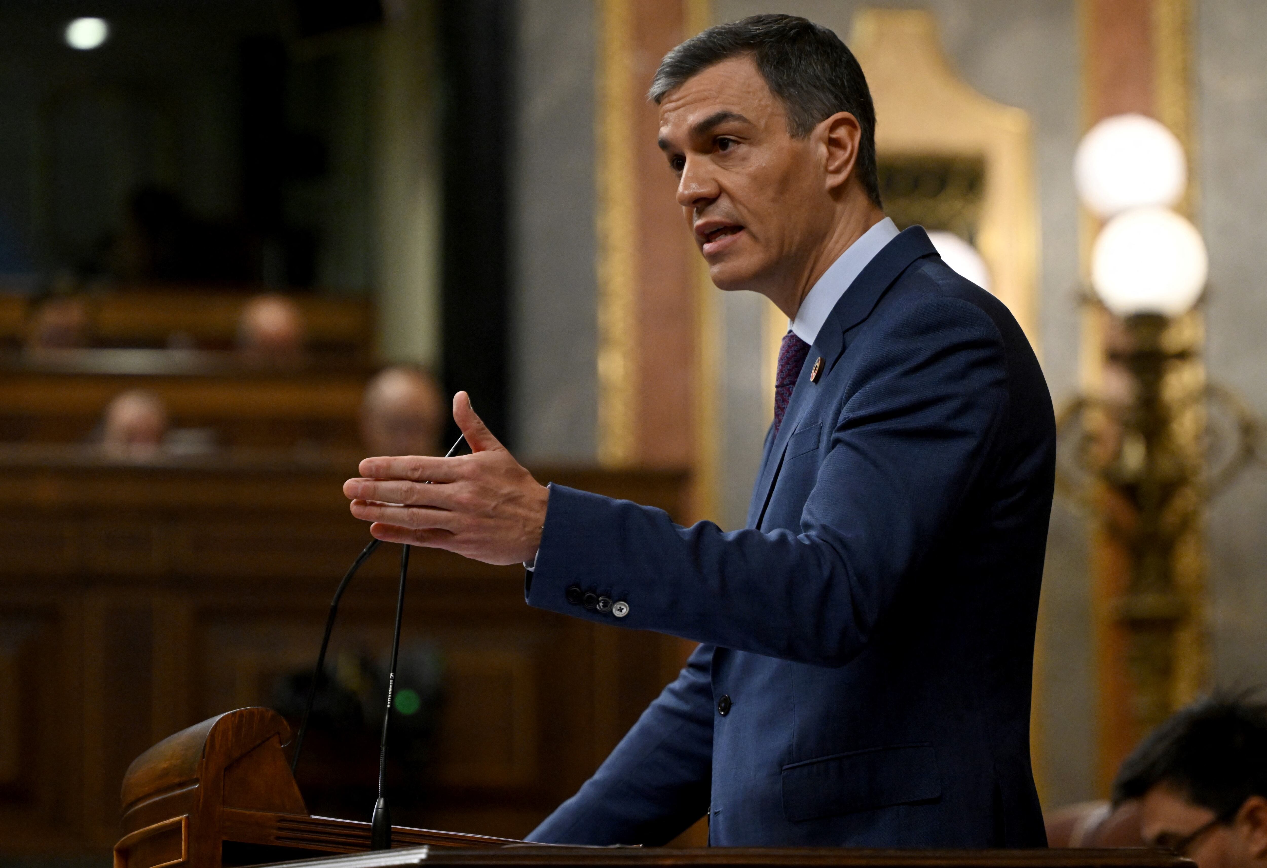 Pedro Sánchez, presidente del Gobierno español, defiende la gestión del Ejecutivo en respuesta a las inundaciones de octubre en Valencia durante una intervención en el Congreso de los Diputados, en Madrid, el 27 de noviembre de 2024.