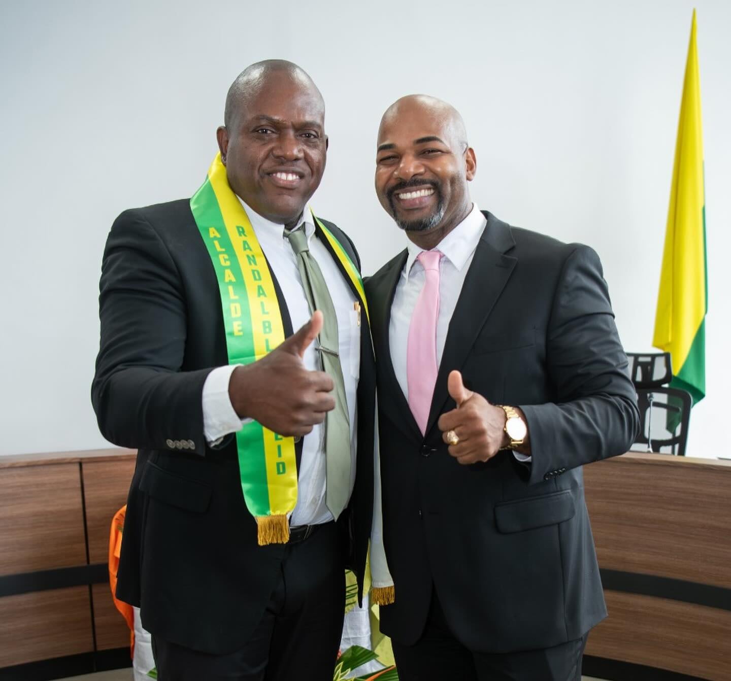 Antes de ser diputado, McLean fue alcalde de Siquirres. En la imagen junto al actual gobernante de ese cantón, Randal Black.