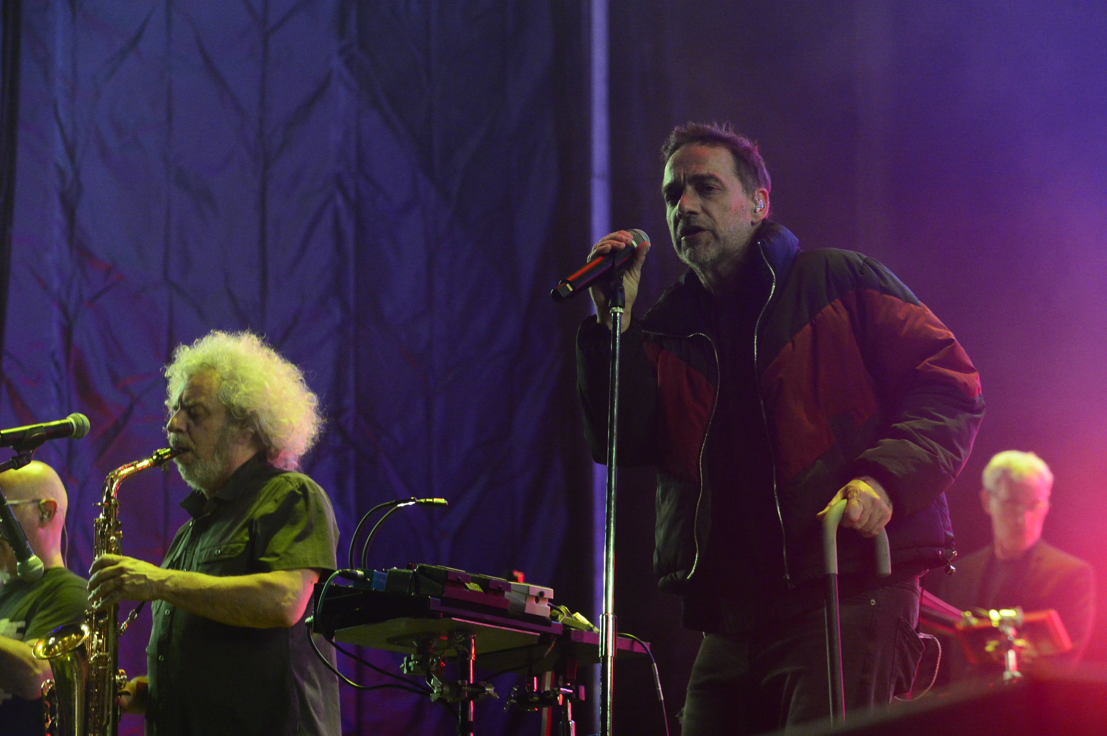 Imagen con Vicentico, cantante de Los Fabulosos Cadillacs en concierto.