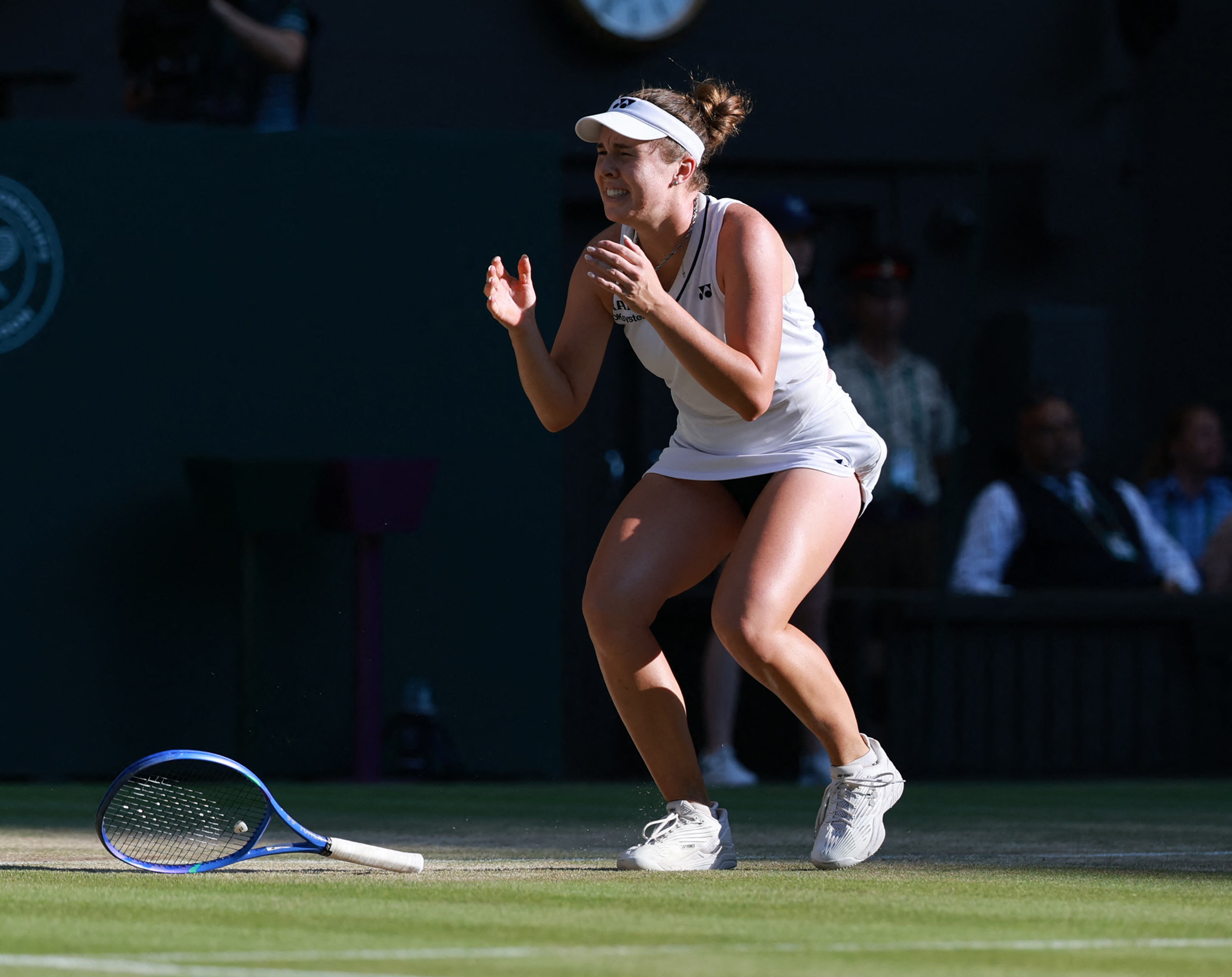 Linda Noskova, de República Checa, reacciona con emoción tras imponerse en la final femenina de Wimbledon 2026.