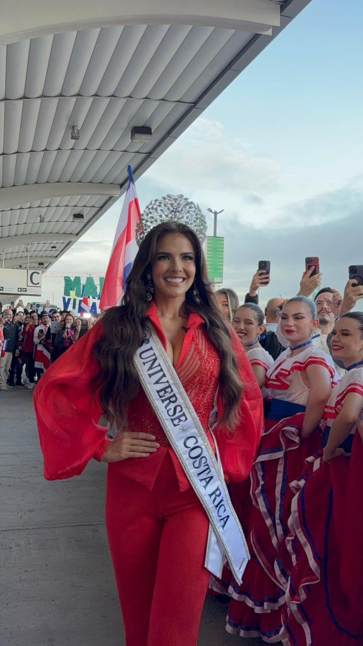 Mahyla Roth se vistió de rojo y la acompañaron los costarricenses en el Aeropuerto Juan Santamaría donde desfiló y hasta practicó su presentación.
