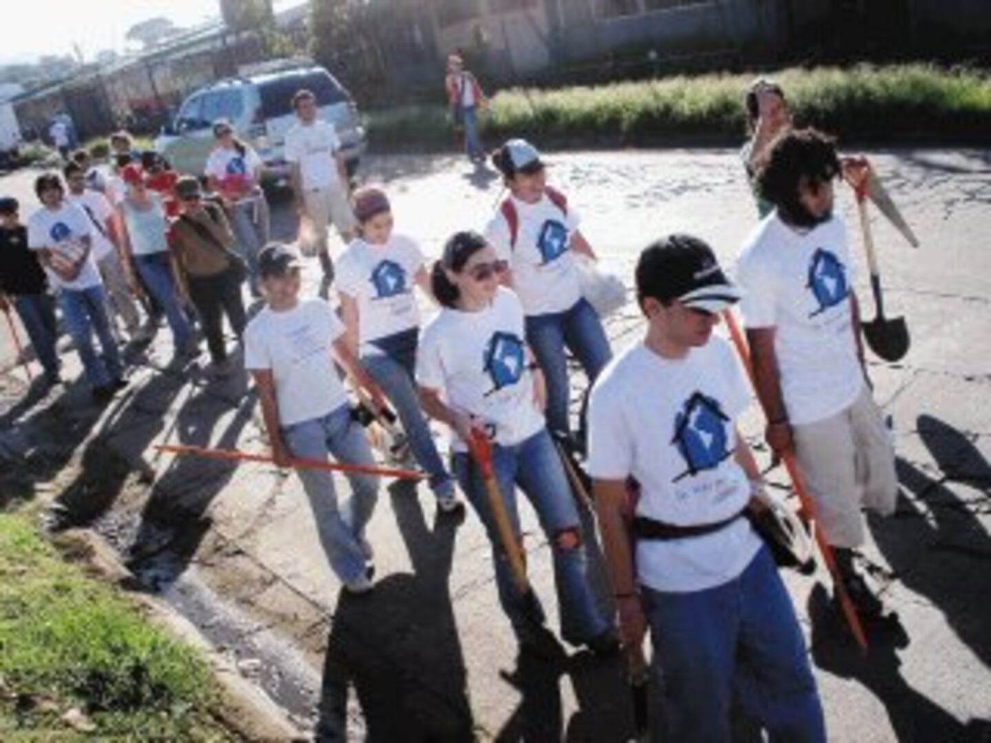 200 voluntarios construyen casas de ‘emergencia’ | La Nación