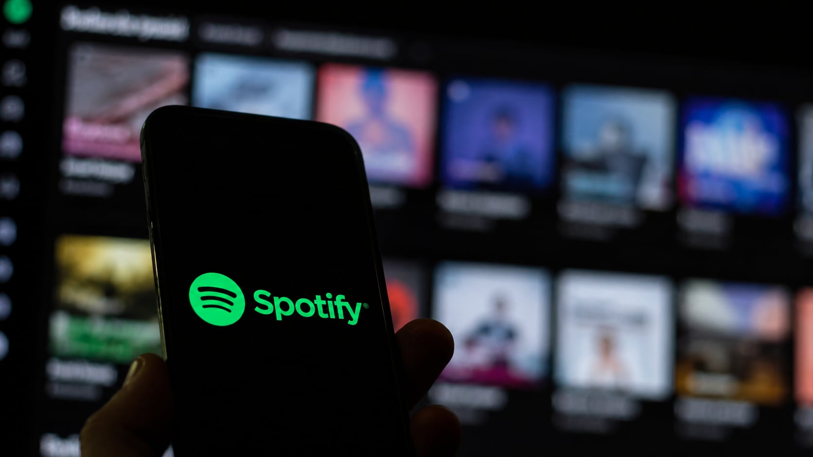 Spotify utiliza inteligencia artificial para personalizar contenido y agilizar procesos internos con resultados medibles.