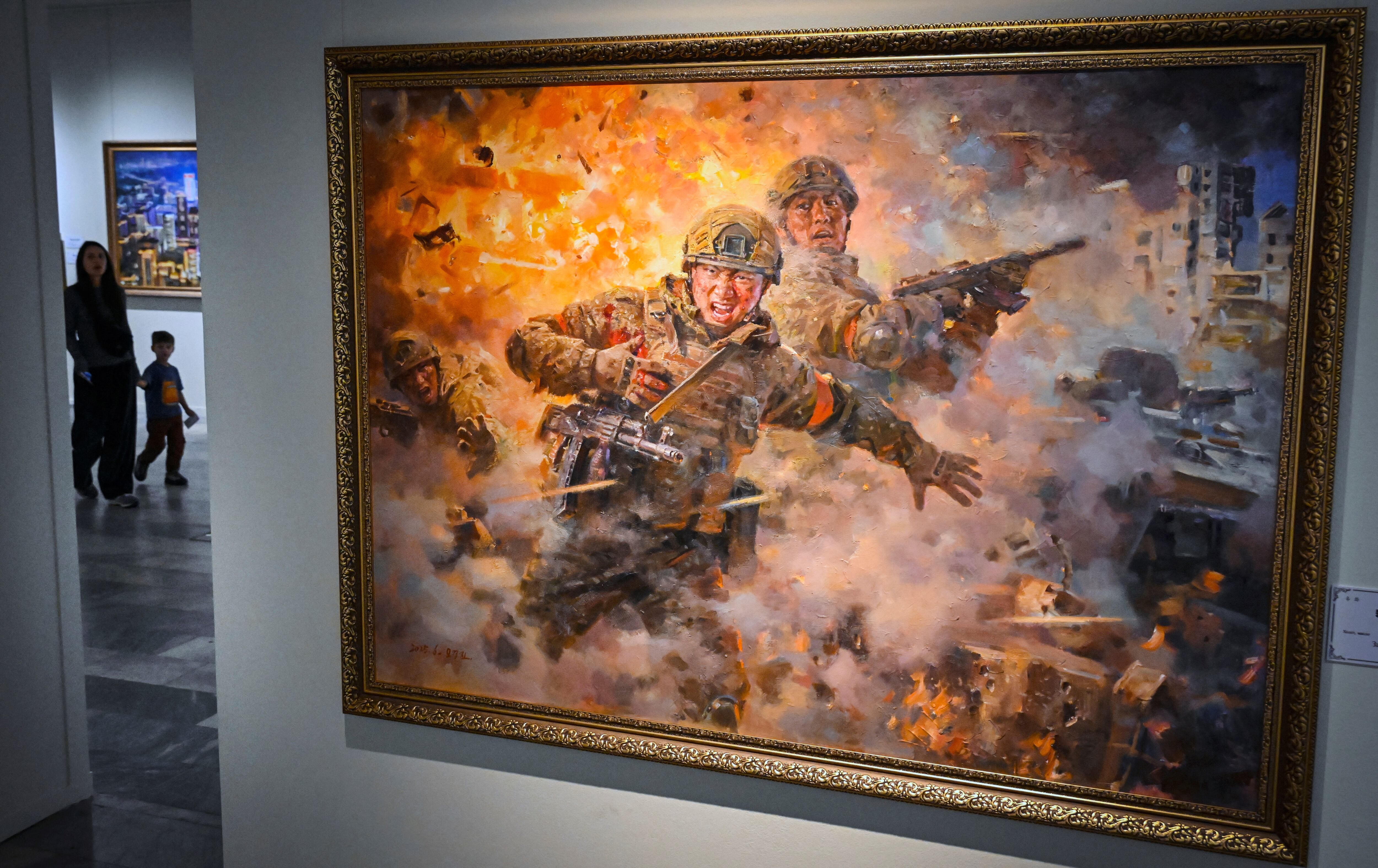 Los visitantes caminan junto a la pintura "Para el camarada de combate" de Mueongjin Oh durante una exposición de arte norcoreano en Moscú, el 2 de octubre de 2025. Soldados norcoreanos y sus “camaradas” rusos enfrentándose al ejército ucraniano, retratos del líder Kim Jong Un o la preparación de kimchi: una exposición de pinturas norcoreanas en Moscú ilustra los lazos cada vez más estrechos con Pyongyang.