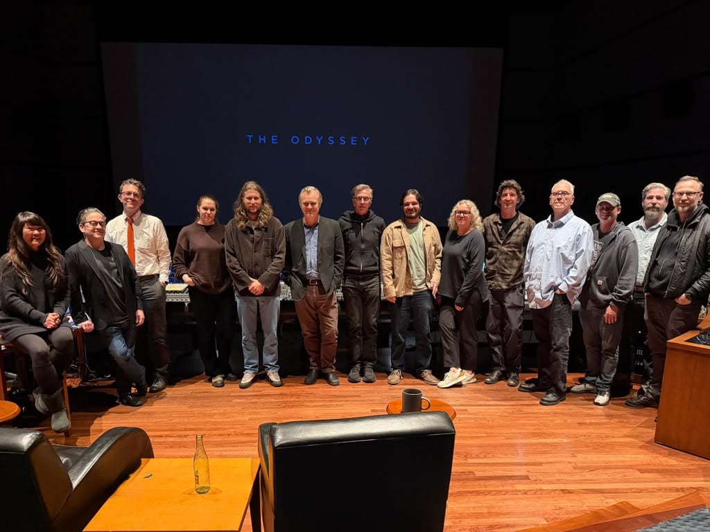 Felipe Pacheco junto a Christopher Nolan y el resto del equipo de trabajo en 'La Odisea'. Ellos visitaron juntos diversos cines para observar y escuchar cómo se traducía su trabajo de estudio en las salas.