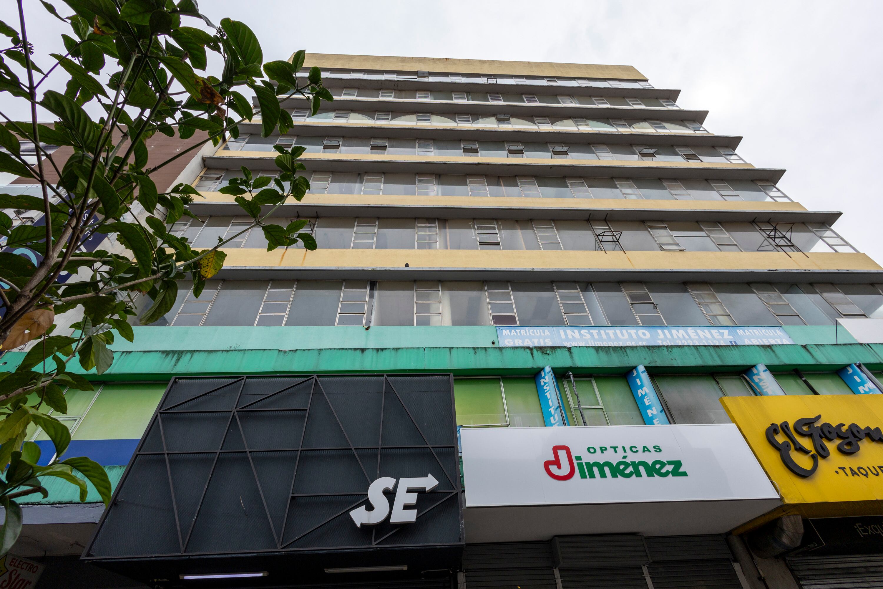 20/05/2025, San José, recorrido por avenida central y avenida segunda, para ver edificios que están desocupados o abandonados.