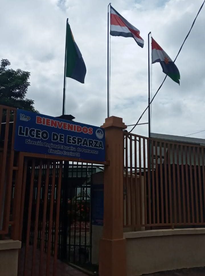 La directora del Liceo de Esparza es investigada por presuntamente, tomarse fotos íntimas en la biblioteca del centro educativo.