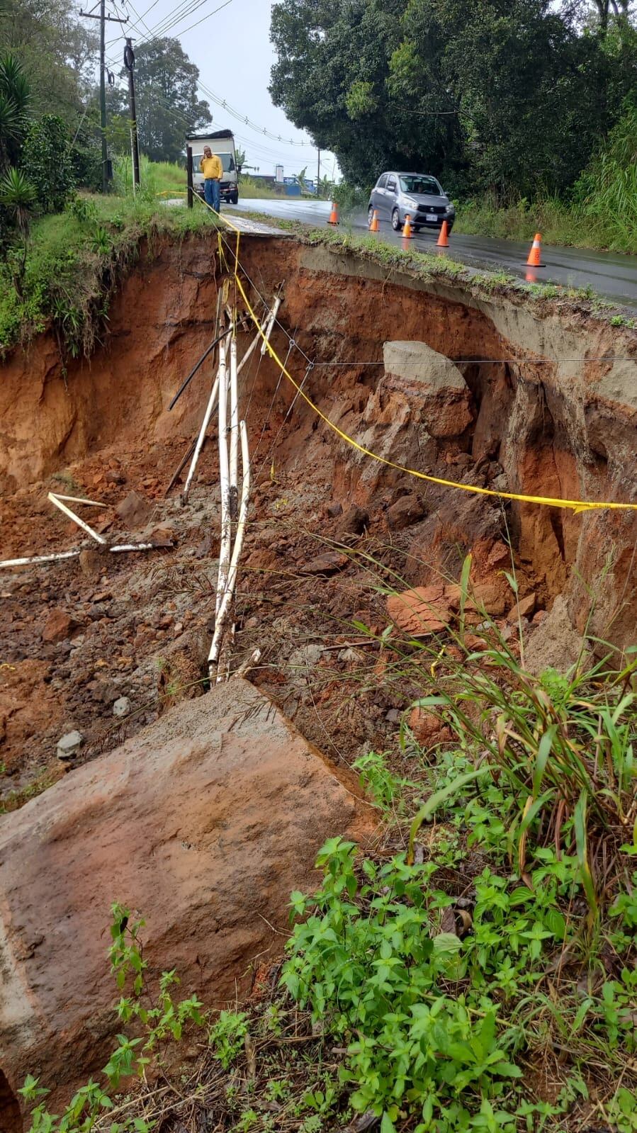 Un corte sobre la calzada mantiene regulado el paso en la vía entre San Marcos y San Pablo de León Cortés, en la zona de los Santos. Foto: Conavi.