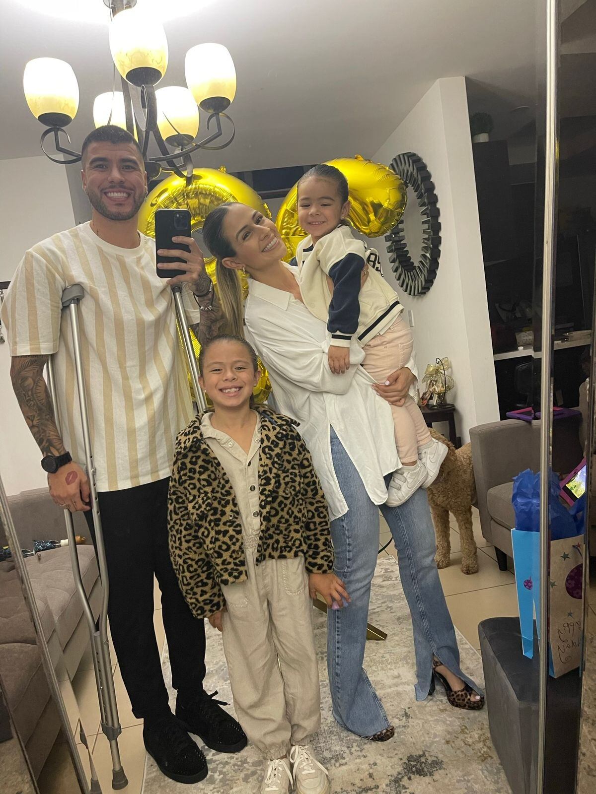 Ulises Segura, jugador del Saprissa y su familia. Cortesía.