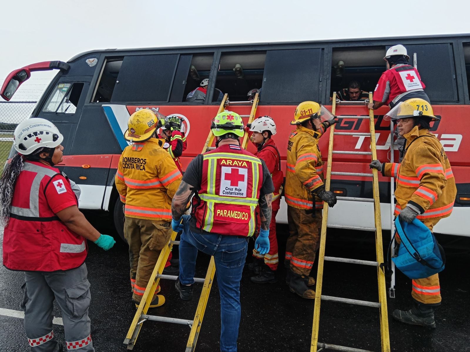 Un accidente en la General Cañas dejó este autobús de Tuasa semivolcado cerca de la malla del aeropuerto Juan Santamaría.