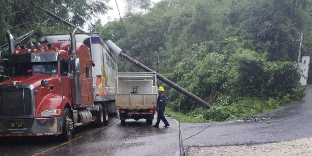 Detalle de una caída este 15 de noviembre de un poste del tendido eléctrico y servicios de telecomunicaciones en la comunidad de Sámara en Guanacaste. Fotografía: Cortesía de Infocom.