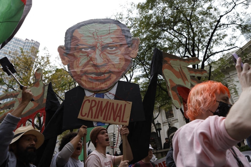 Cientos de manifestantes propalestinos marchan por Midtown Manhattan y bloquean el tránsito cerca de la sede de las Naciones Unidas para protestar contra el discurso del primer ministro israelí, Benjamin Netanyahu, ante la Asamblea General de la ONU.