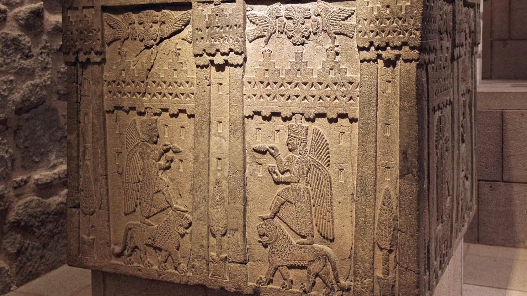 Un investigador independiente asegura que símbolos repetidos en sitios antiguos revelan una civilización avanzada anterior a la historia conocida, aunque arqueólogos desmienten la teoría.