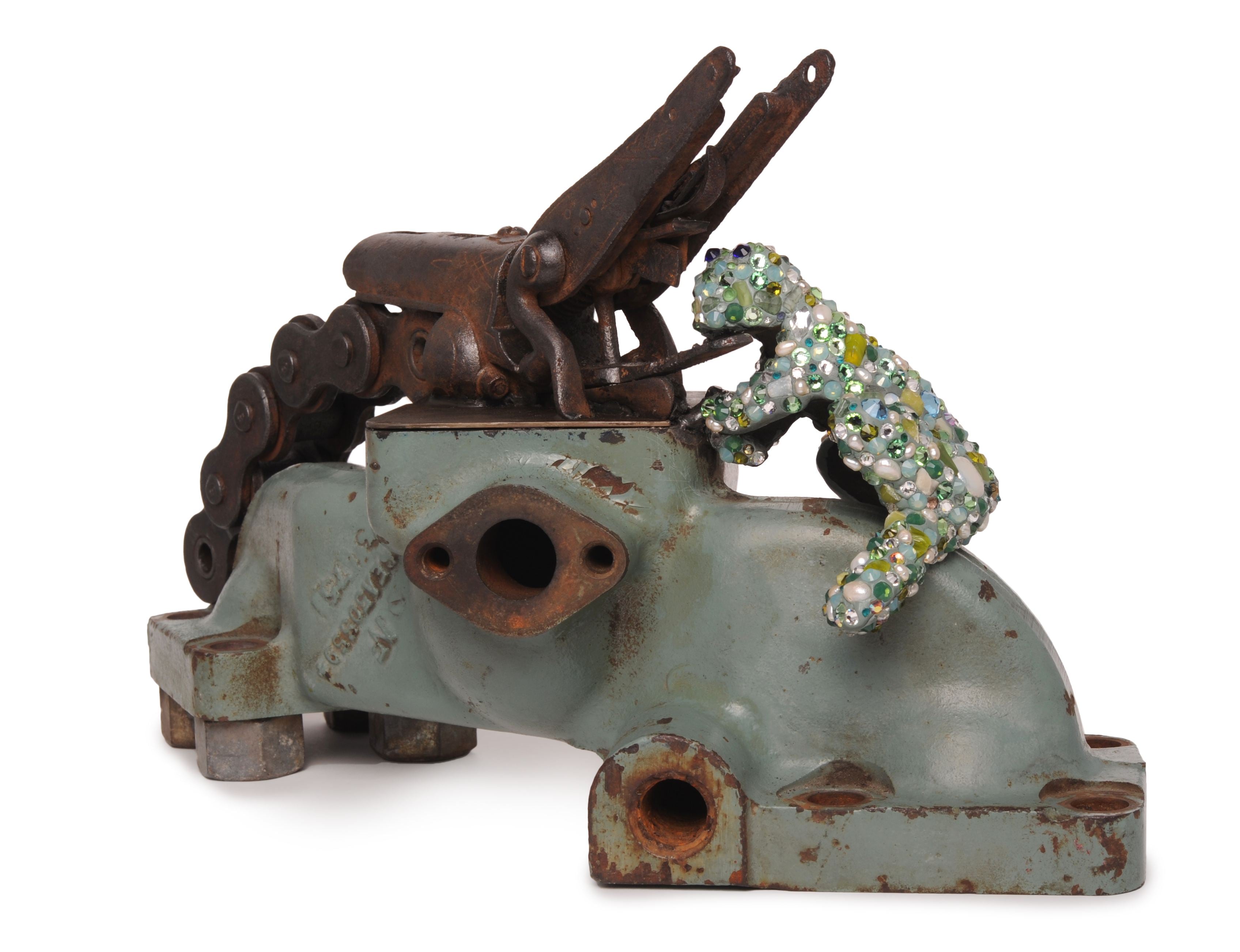 'Adiós príncipe encantado', 2014. Serie 'Intimidades industriales'. Piezas industriales reutilizadas, cristales de Swarovski, semilla de aguacate seca (cabeza). 38 x 20,3 x 19,7 cm, de Montserrat Mesalles V.