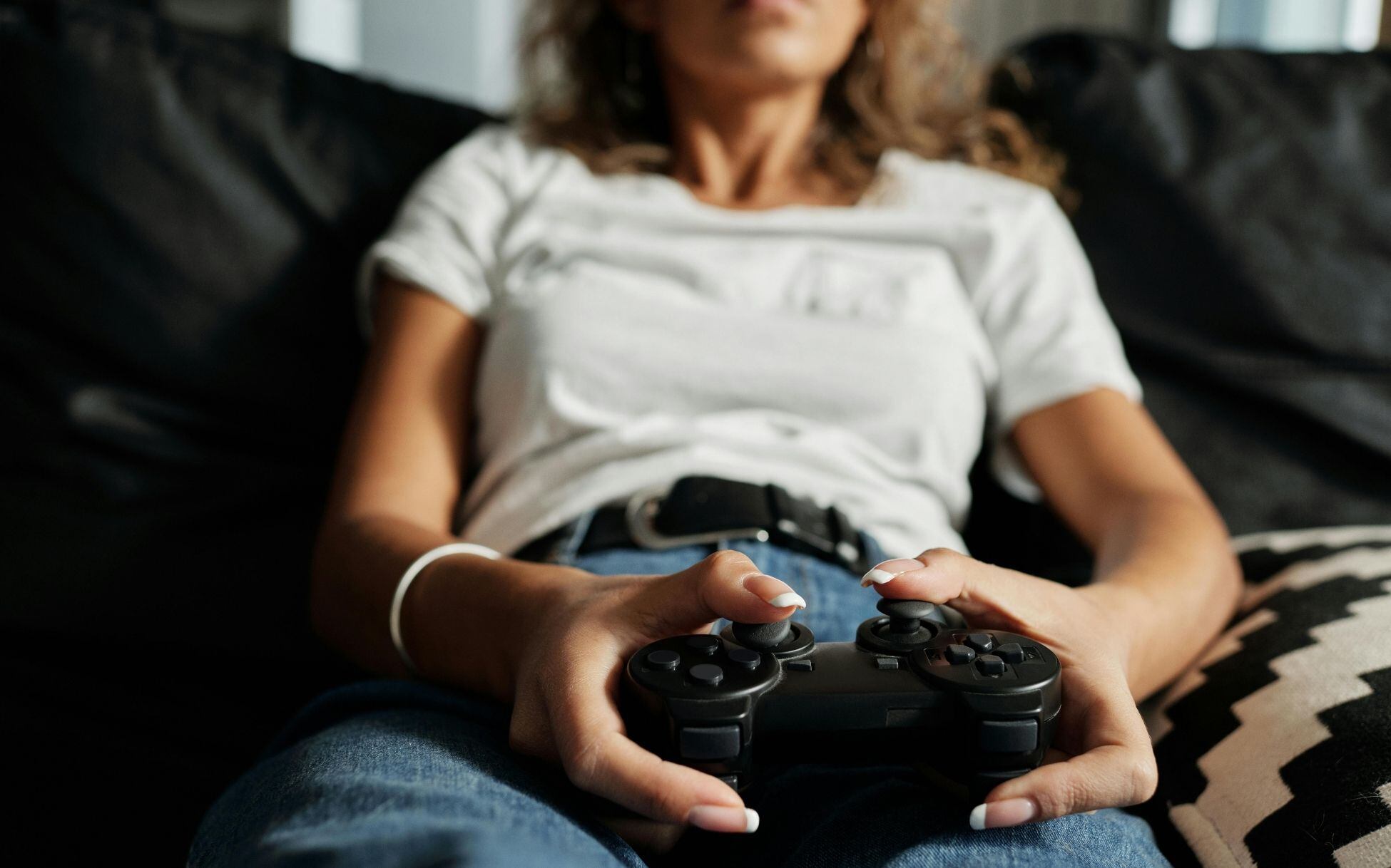 El 40% de los adultos juegan videojuegos y de ese total, 44% son mujeres. Foto: Matilda Wormwood/Pexels.