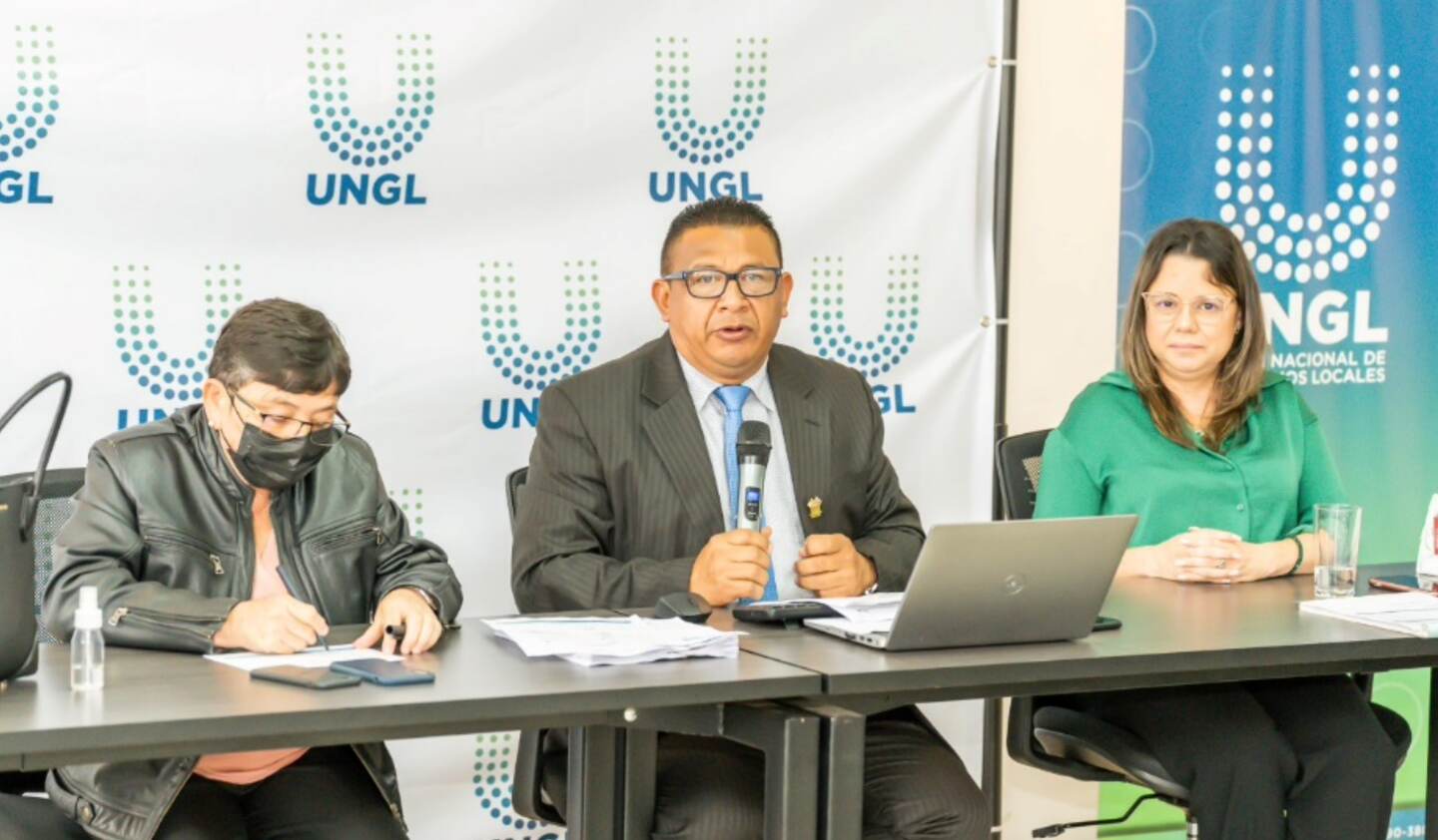 De izquierda a derecha, la vicepresidenta de la UNGL y alcaldesa de Jiménez, Lisseth Fernández Quirós; el presidente de la UNGL y alcalde de Buenos Aires, José Rojas Méndez; y la reelecta directora ejecutiva de la UNGL, Karen Porras.