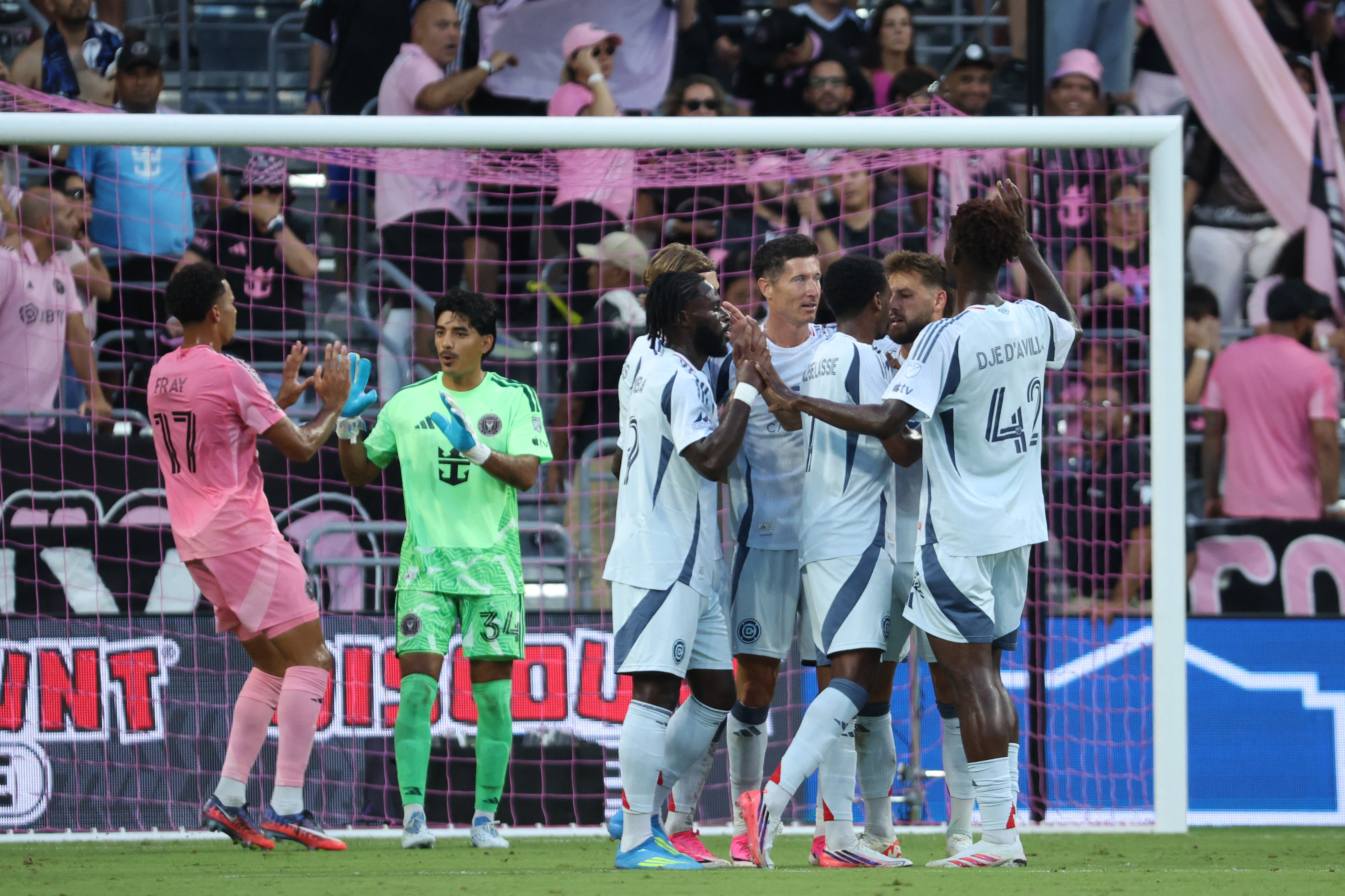 Los jugadores del Chicago Fire celebran el autogol de Rocco Ríos Novo, portero del Inter Miami, durante este compromiso por la MLS el 22 de julio.