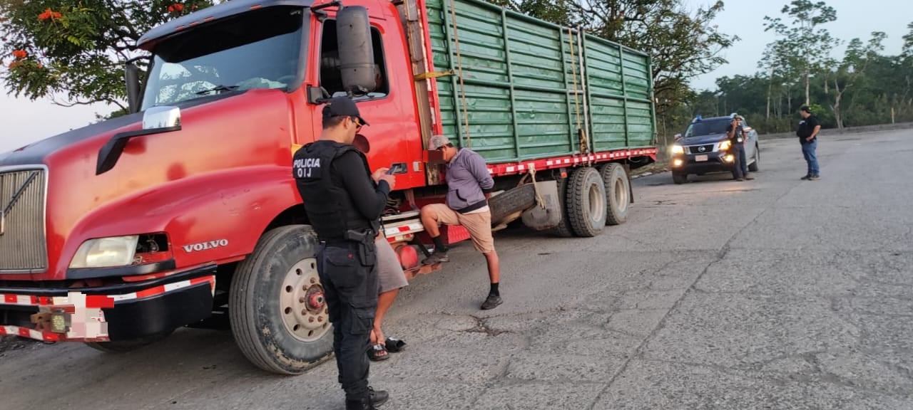 Agentes del OIJ decomisaron tanquetas, estañones y dos camiones con miles de litros de combustible durante los allanamientos en Santa Rosa, Búfalo, Almendros y Batán donde tres sujetos fueron detenidos, Limón. Fotografía: