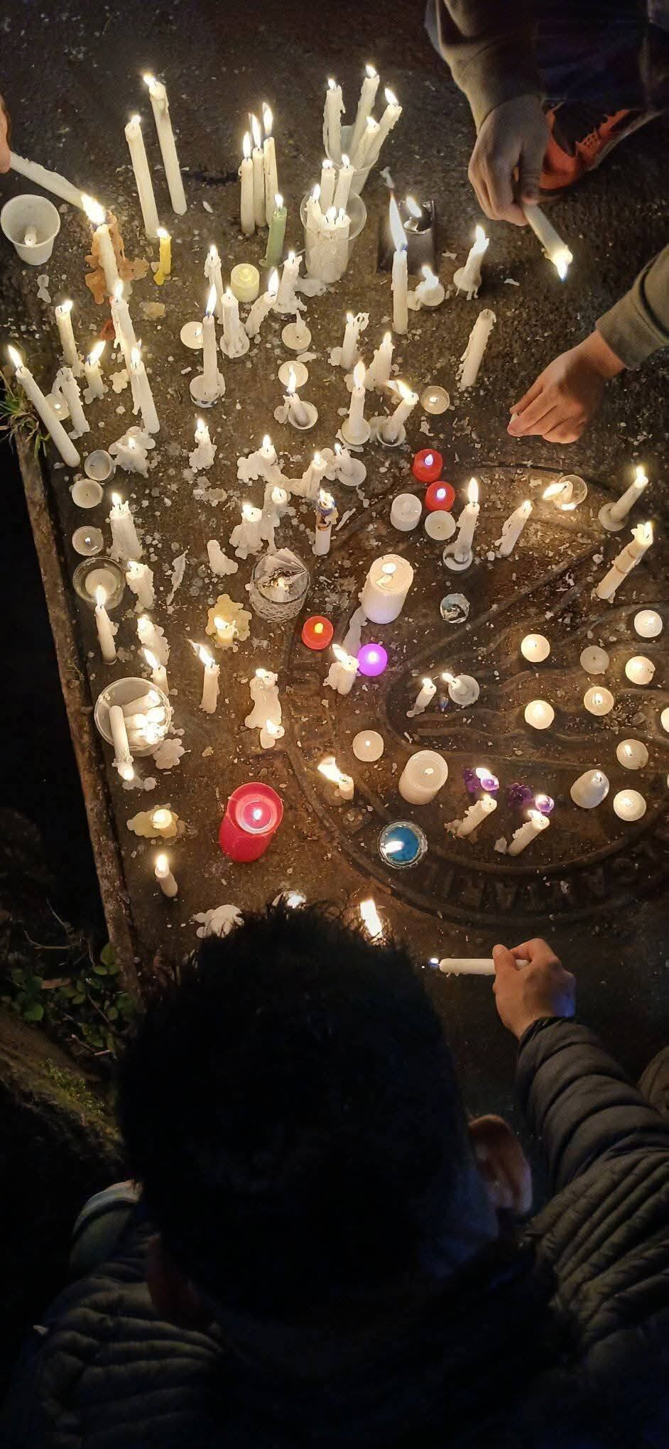 Este miércoles, los vecinos de Purral hicieron una vigilia y colocaron velitas en la alcantarilla donde desapareció Leandro Mangas.