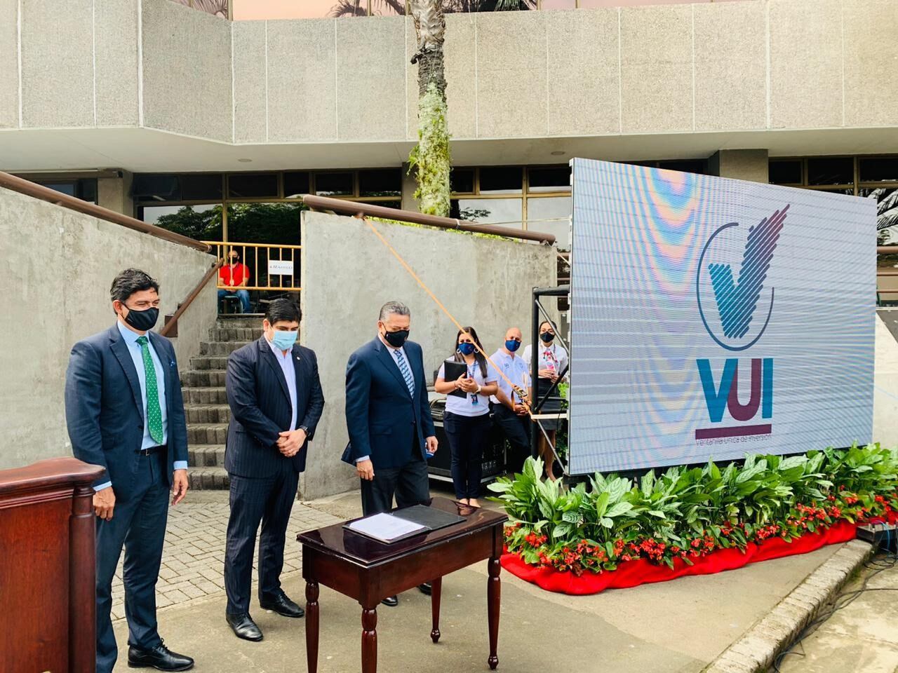El gerente de Procomer, Pedro Beirute, el presidente de la República, Carlos Alvarado, y el alcalde de San José, Johnny Araya (de izquierda a derecha), pusieron en vigencia la ventanilla única en el cantón capitalino. Foto: Cortesía de Procomer