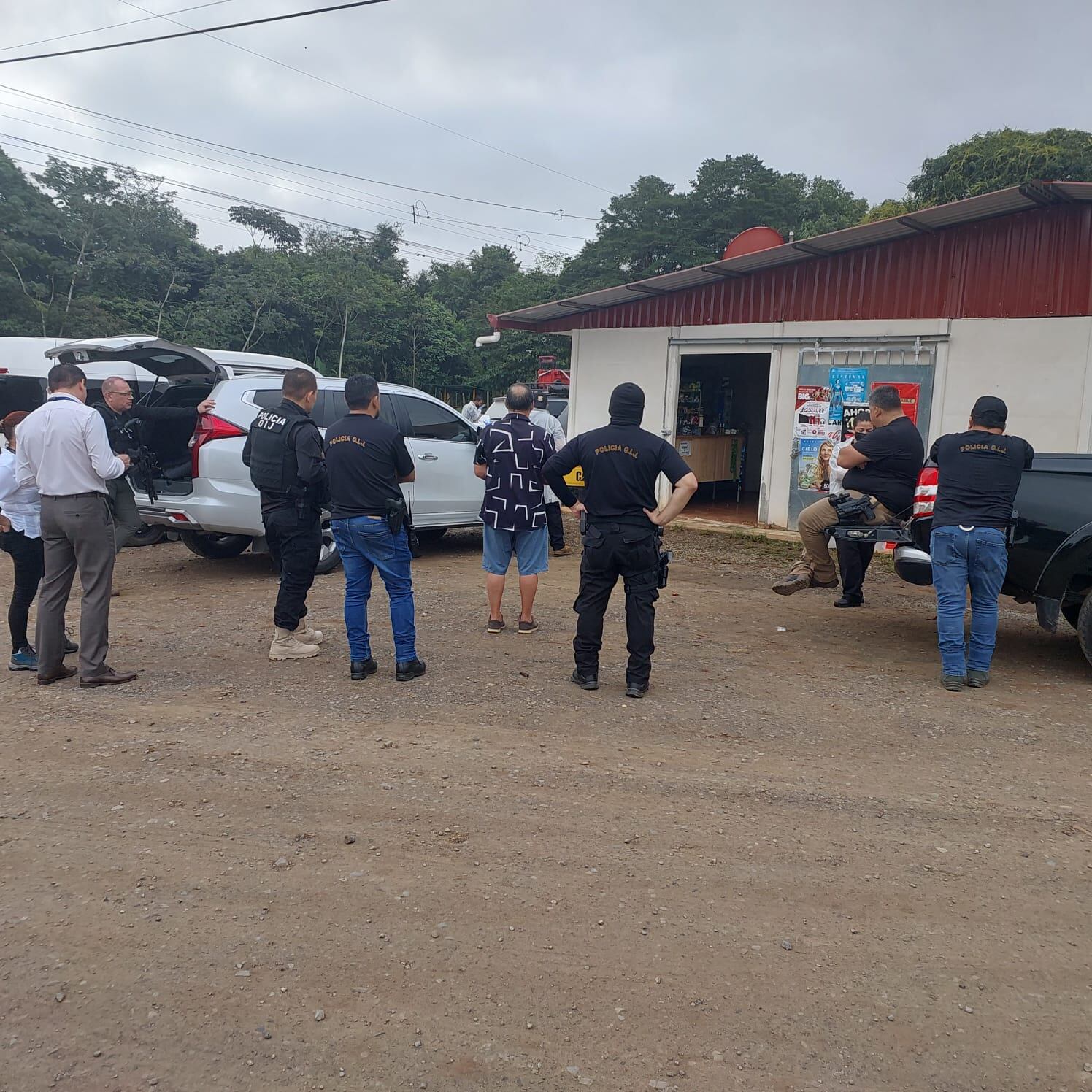 Agentes del OIJ de la Unidad Regional de Buenos Aires de Puntarenas allanaron un minisúper donde un hombre habría sido agredido por dos hermanos, una mujer y un menor de edad.