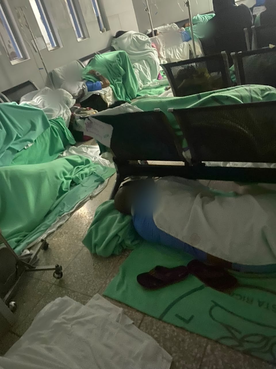 Pacientes del hospital Enrique Baltodano Briceño, en Liberia, denuncian que deben dormir en el piso ante la falta de camas para descansar.