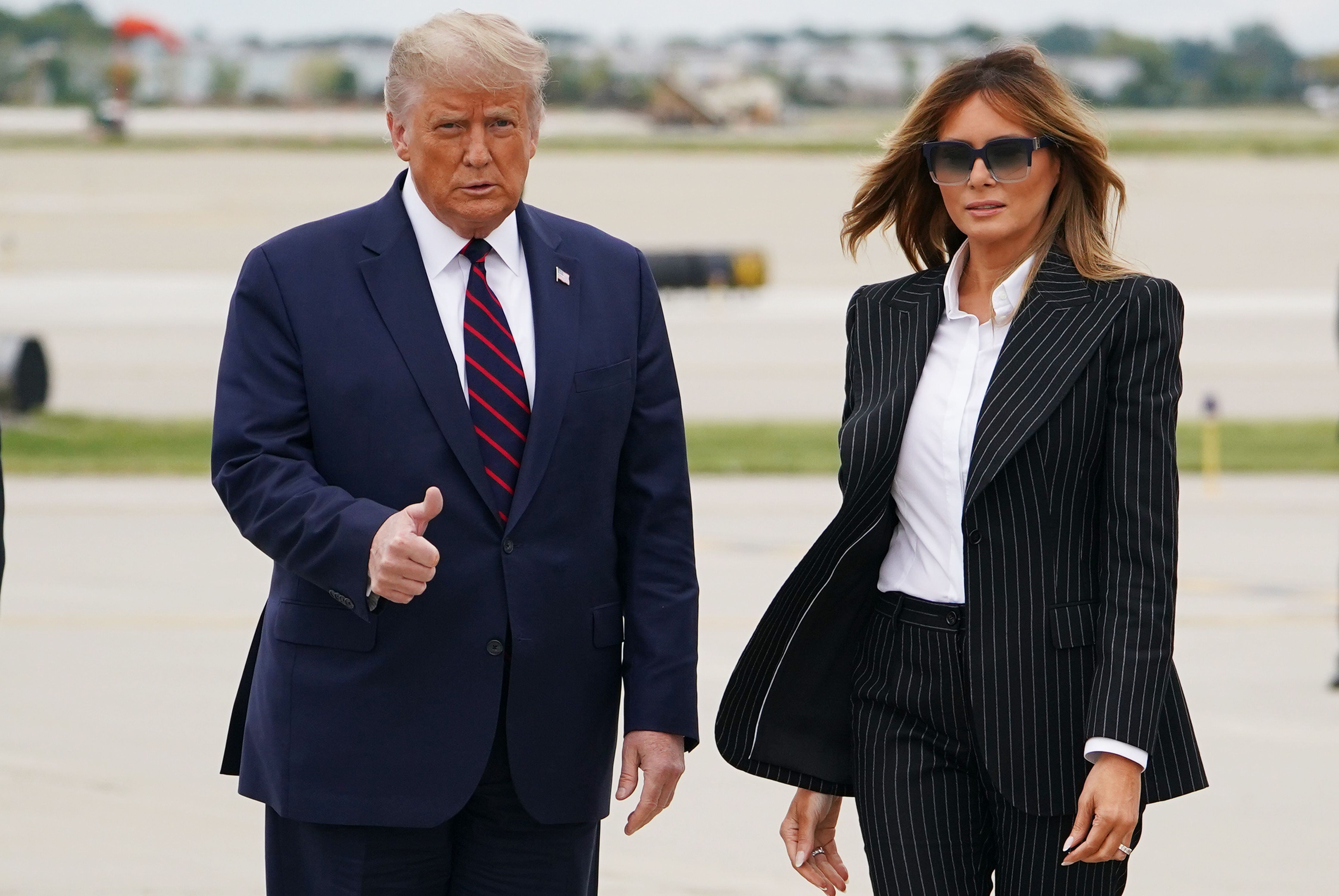 Donald y Melania Trump, en desacuerdo sobre el derecho al aborto: mientras ella lo defiende en su autobiografía, él mantiene una postura contraria en medio de la campaña presidencial. (Foto: MANDEL NGAN / AFP