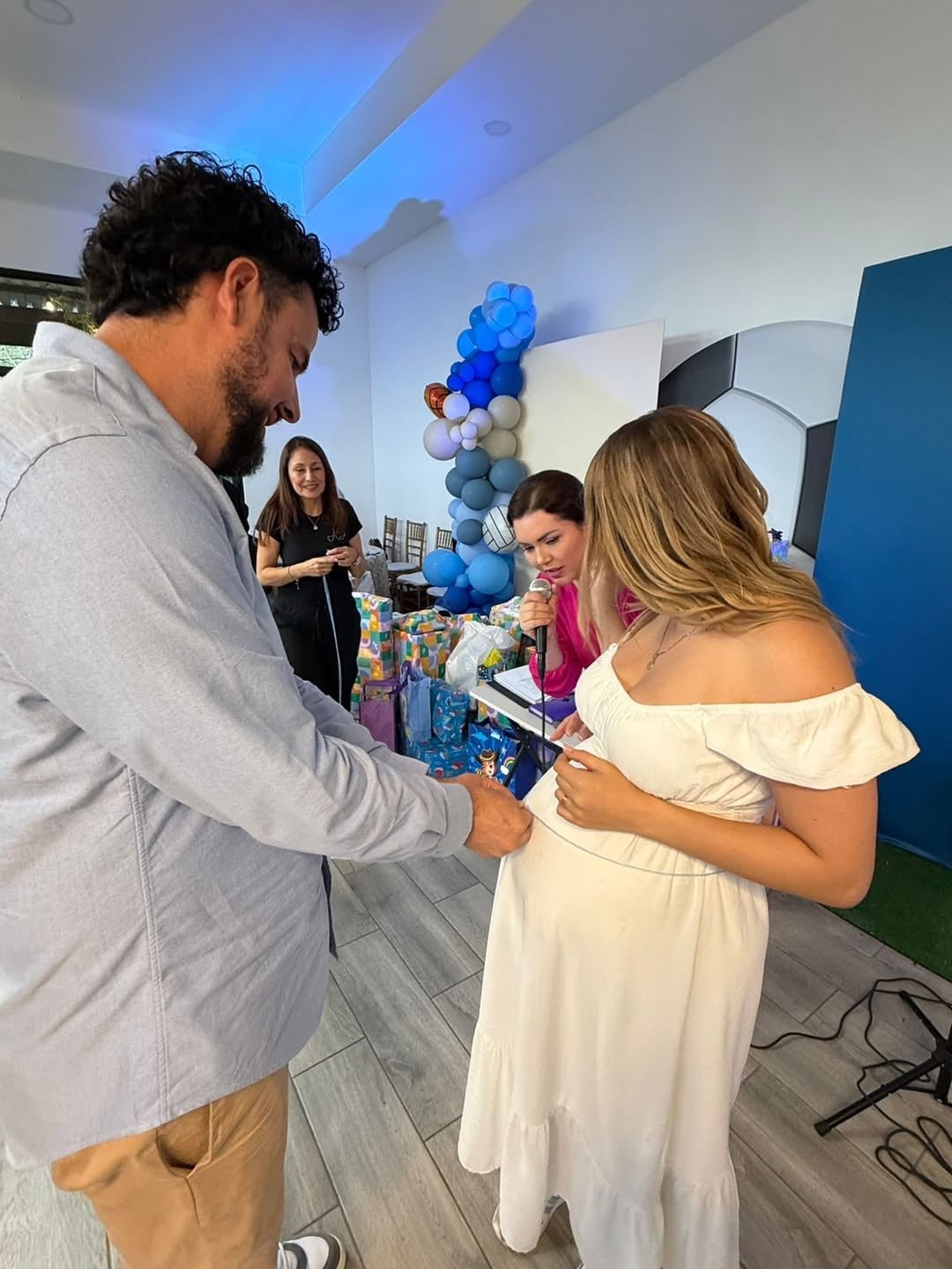 Amigos y familiares midieron la pancita de Lucía Rojas, esposa de Miguel Calderón.