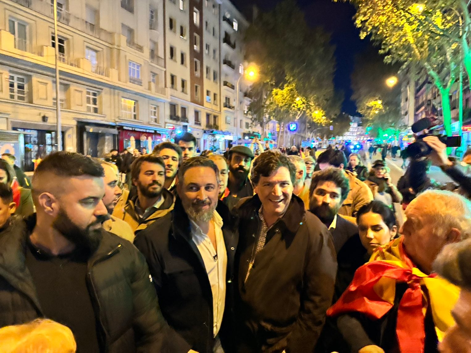 Santiago Abascal, dirigente de Vox, junto al político de la ultraderecha estadounidense Tucker Carlson, a las afueras de la sede del PSOE, en la céntrica calle madrileña de Ferraz. Foto: Tomada de X (antes Twitter)
