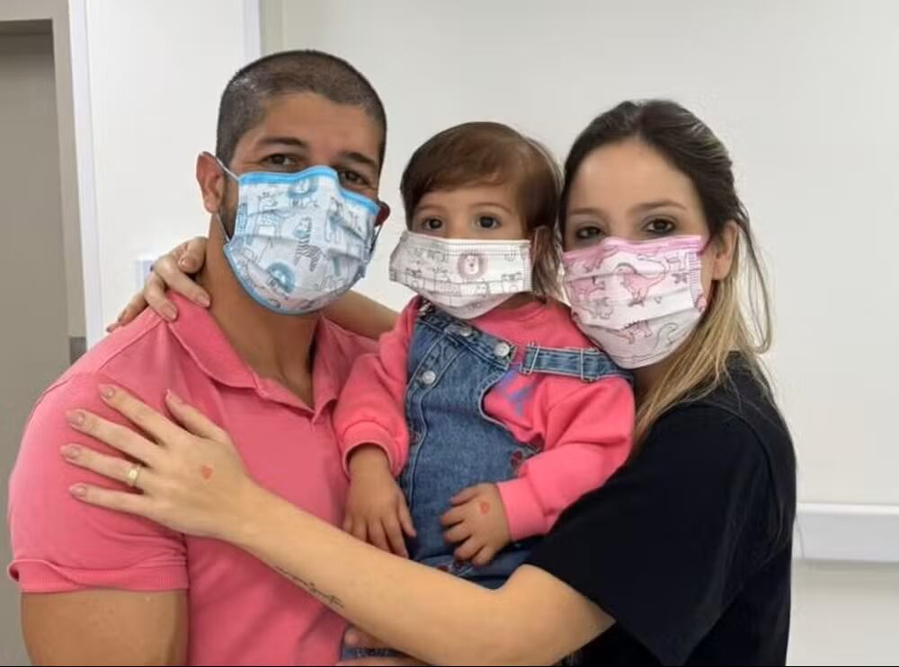 Maria Luísa, de 1 año, lucha contra el cáncer. Su padre se rapó para apoyarla y el gesto causó gran impacto en redes sociales.