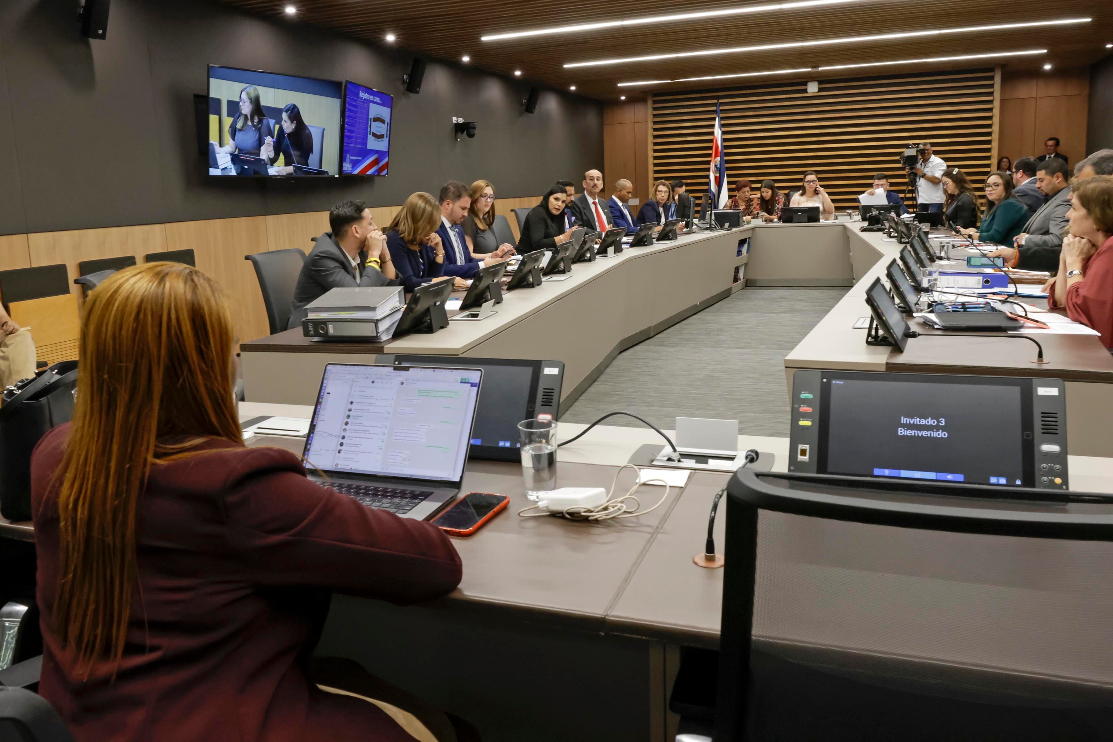 06/11/2023. Asamblea Legislativa, San José. Hora: 06:00 p.m. Comparecencia de la presidenta de la Junta De Protección Social de San José, Esmeralda Britton (en la foto), en la Comisión que investiga las contrataciones en el SINART. Fotos: Mayela López