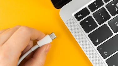 Nunca deje la computadora conectada todo el día: así se afecta la vida útil de la batería