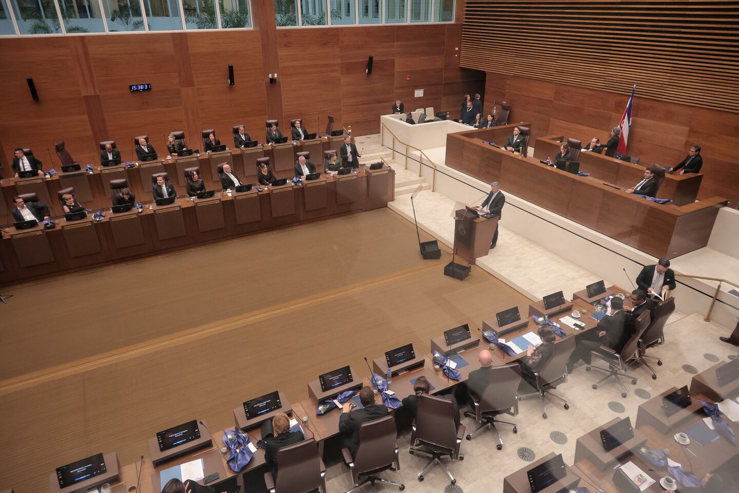 Dos diputados que fueron compañeros del colegio ahora debatirán en el plenario 2026-2030