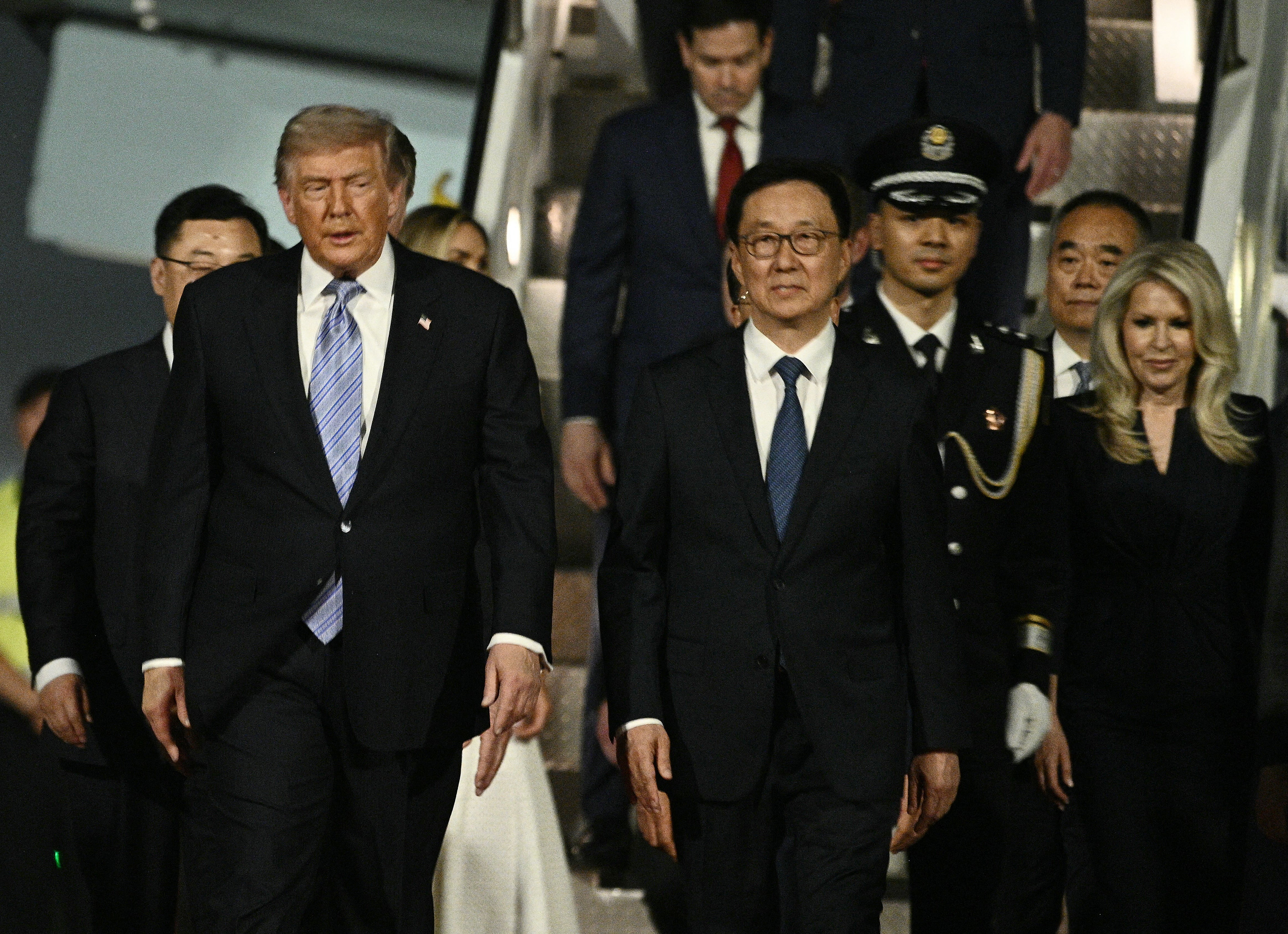 Donald Trump fue recibido por autoridades chinas tras aterrizar en Pekín.