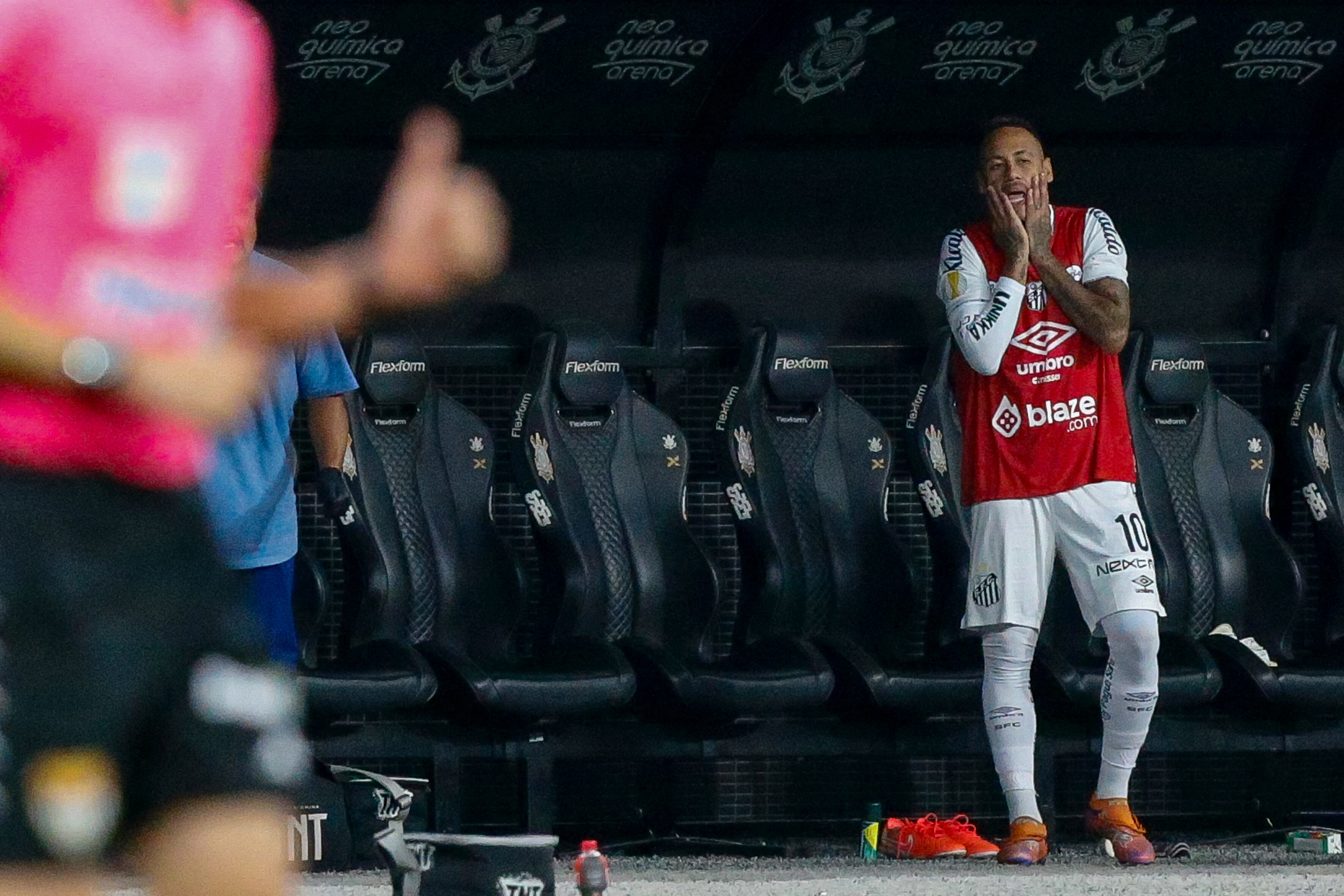 Neymar Jr. reacciona durante un partido de Santos por el Campeonato Paulista.